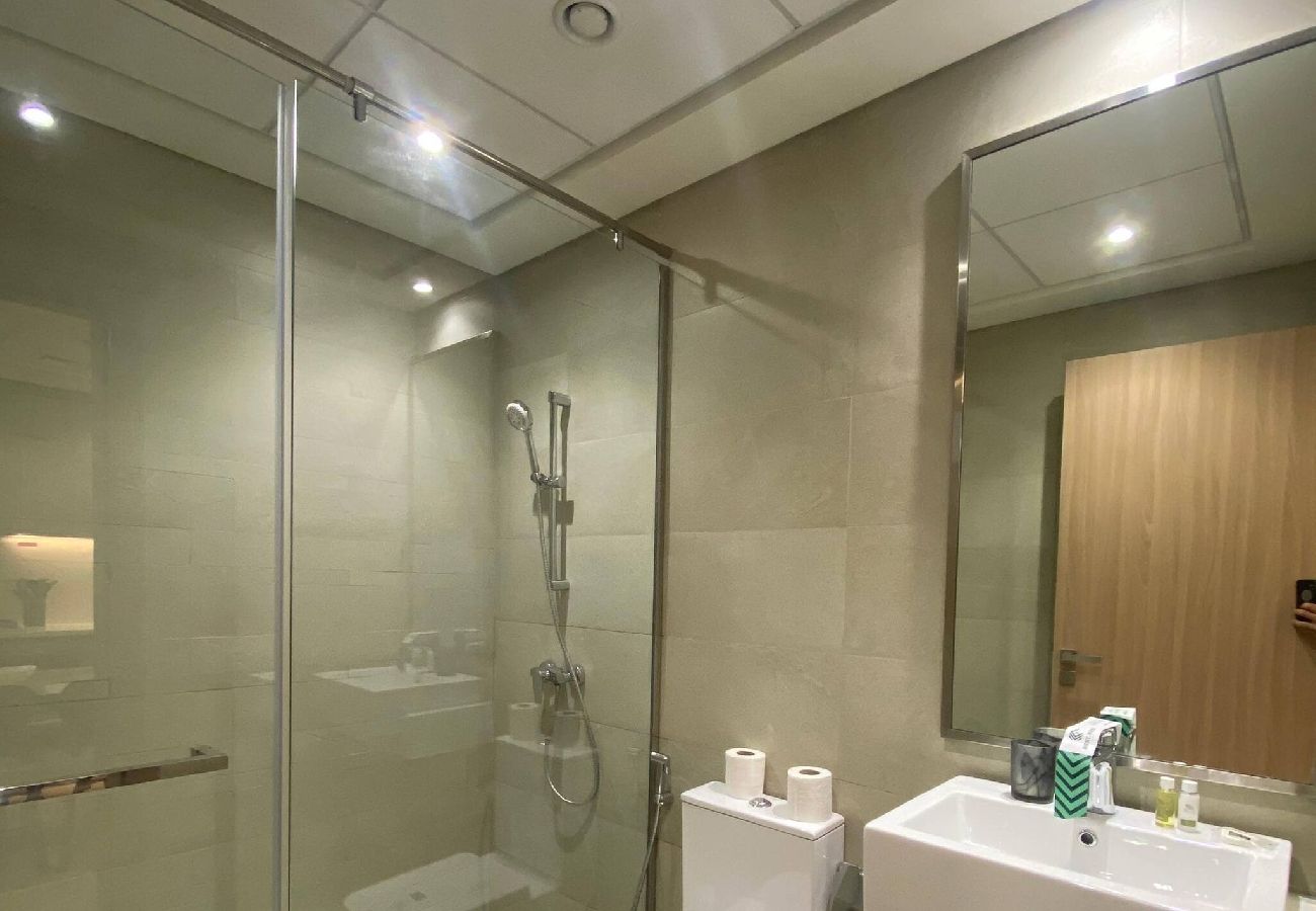 Apartment in Dubai - Spacious 1 Bedroom Apartment in Azizi Riviera 
