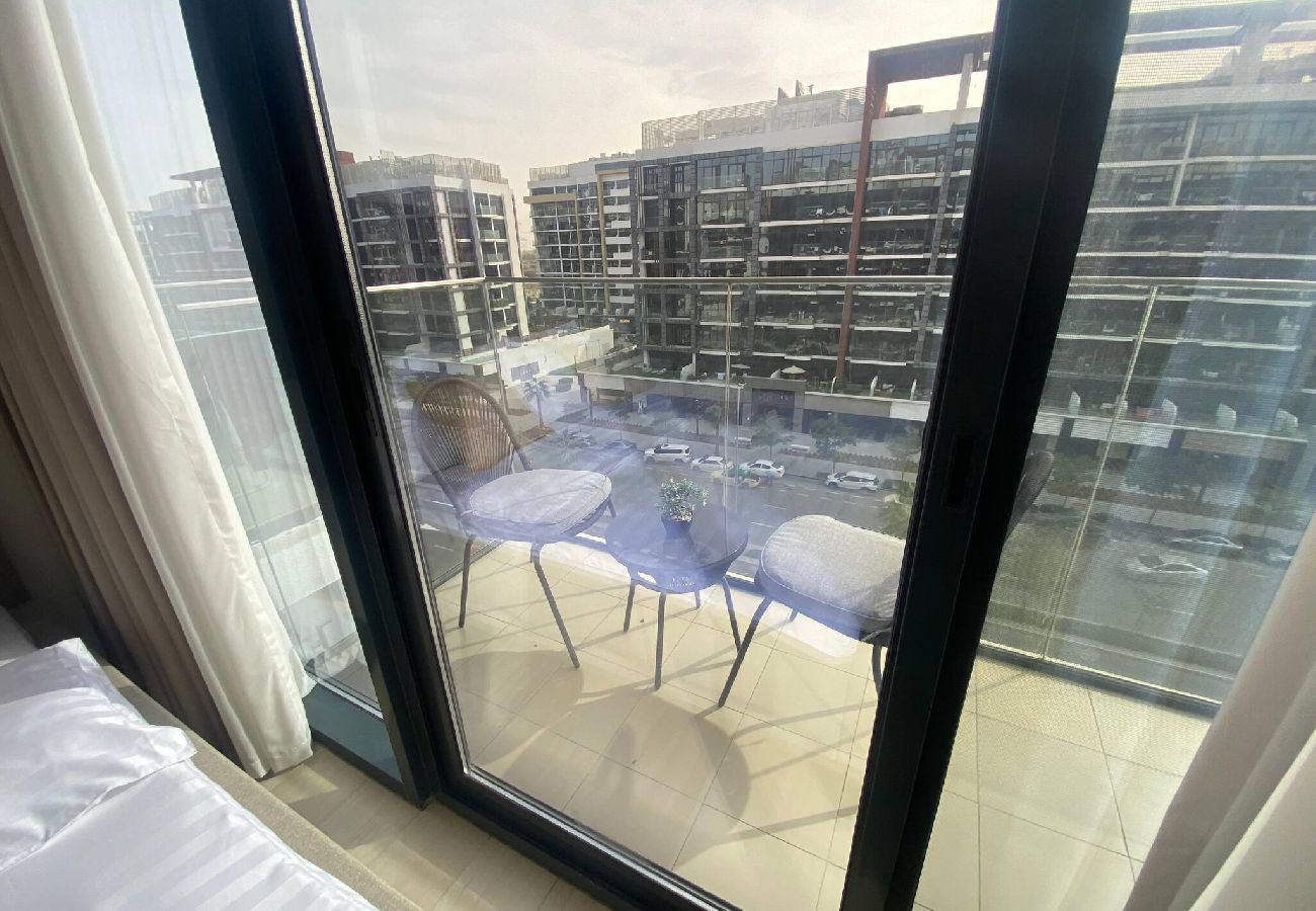 Apartment in Dubai - Large 1 Bedroom Apartment in Azizi Riviera 15 
