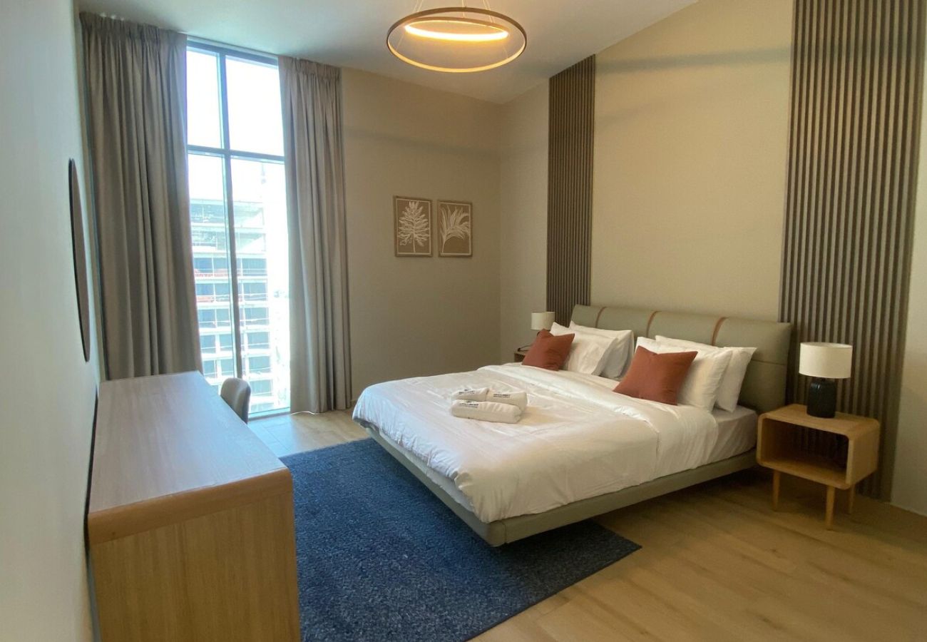 Apartment in Dubai - Two-Bedroom Apartment with Prime Metro Access