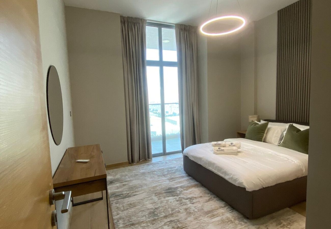 Apartment in Dubai - Two-Bedroom Apartment with Prime Metro Access