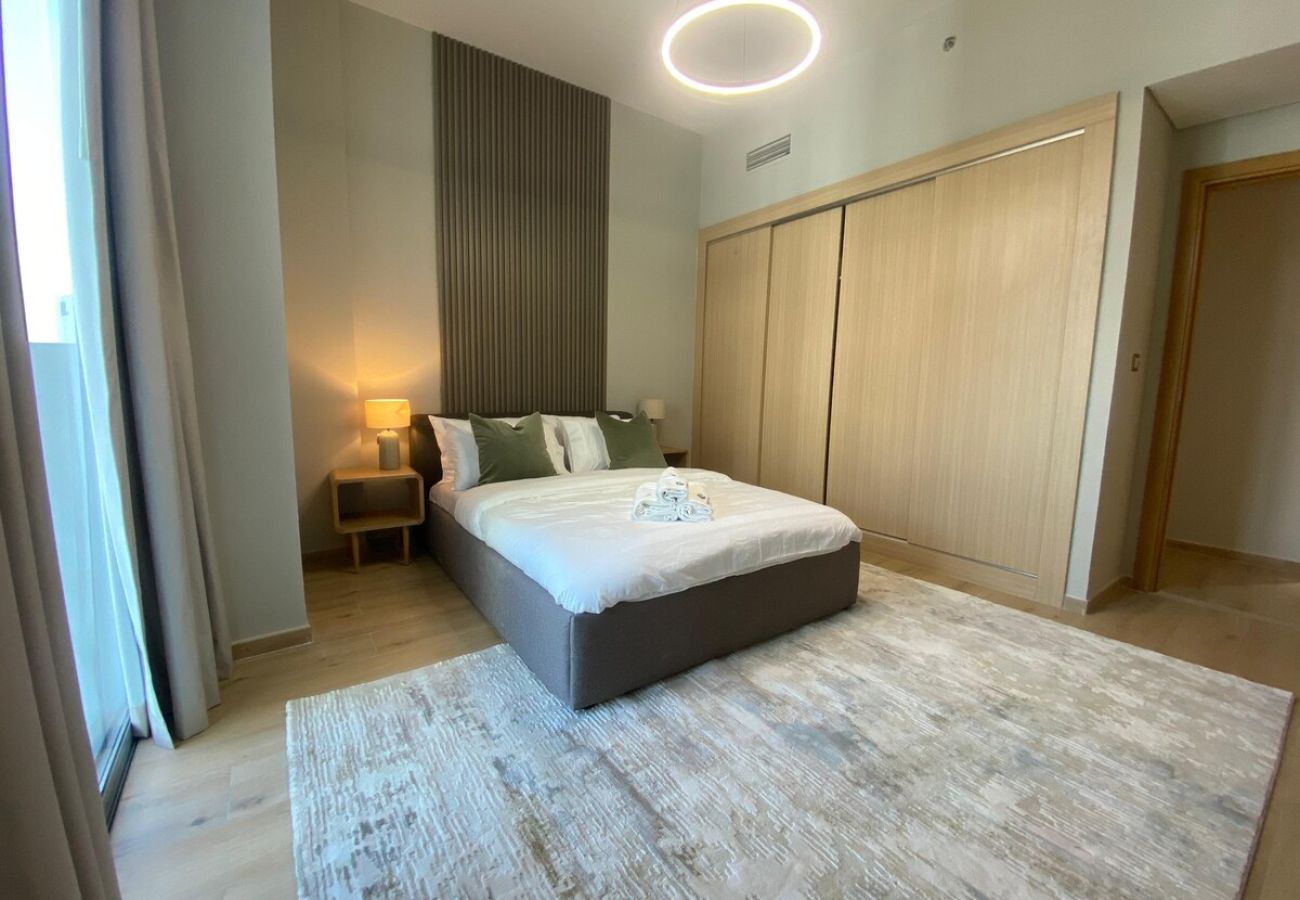 Apartment in Dubai - Two-Bedroom Apartment with Prime Metro Access