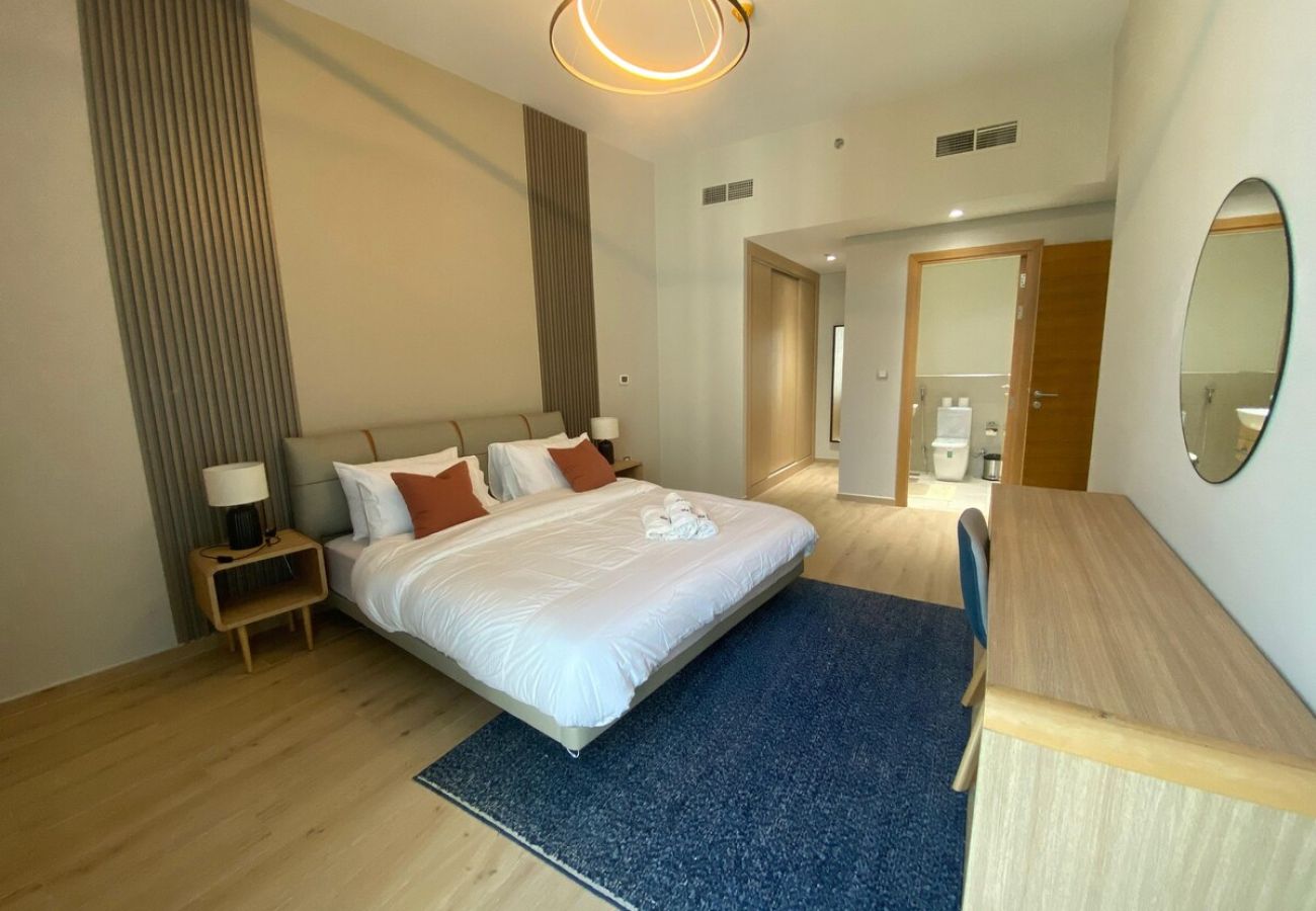 Apartment in Dubai - Two-Bedroom Apartment with Prime Metro Access