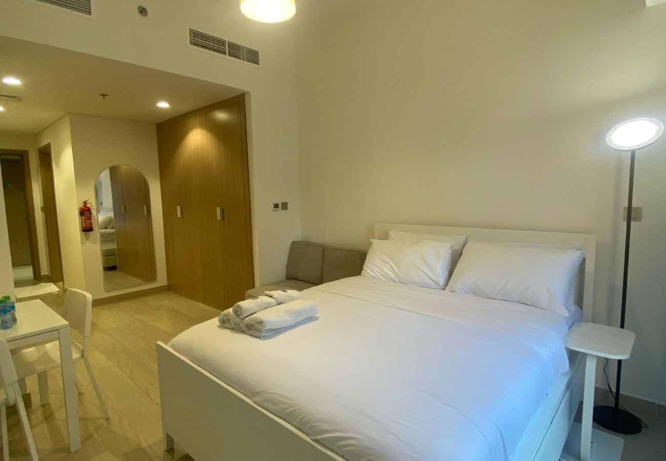 Studio in Dubai - Modern Studio with Pool, Gym, and Playground 