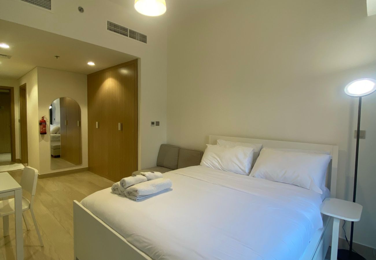 Studio in Dubai - Modern Studio with Pool, Gym, and Playground 