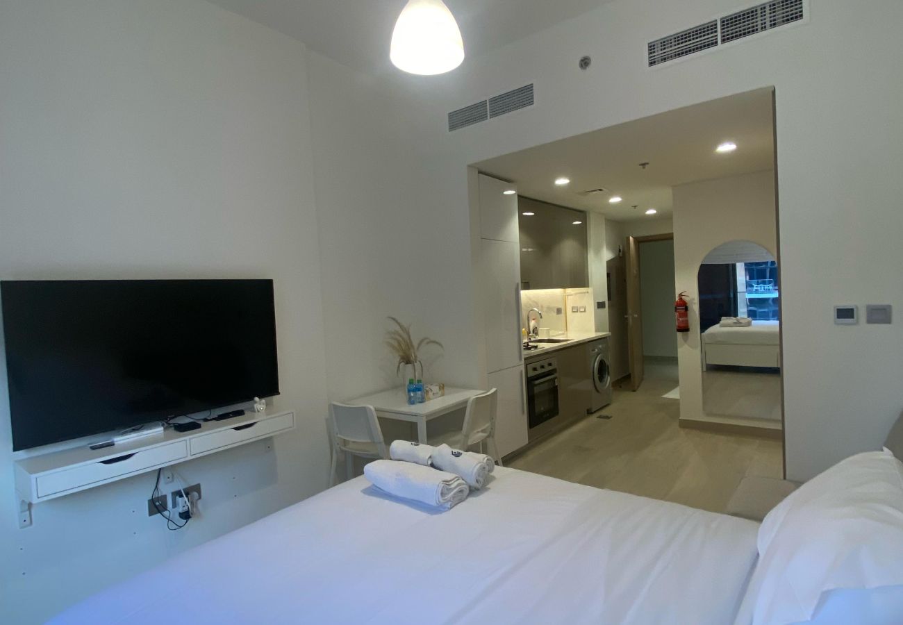 Studio in Dubai - Modern Studio with Pool, Gym, and Playground 