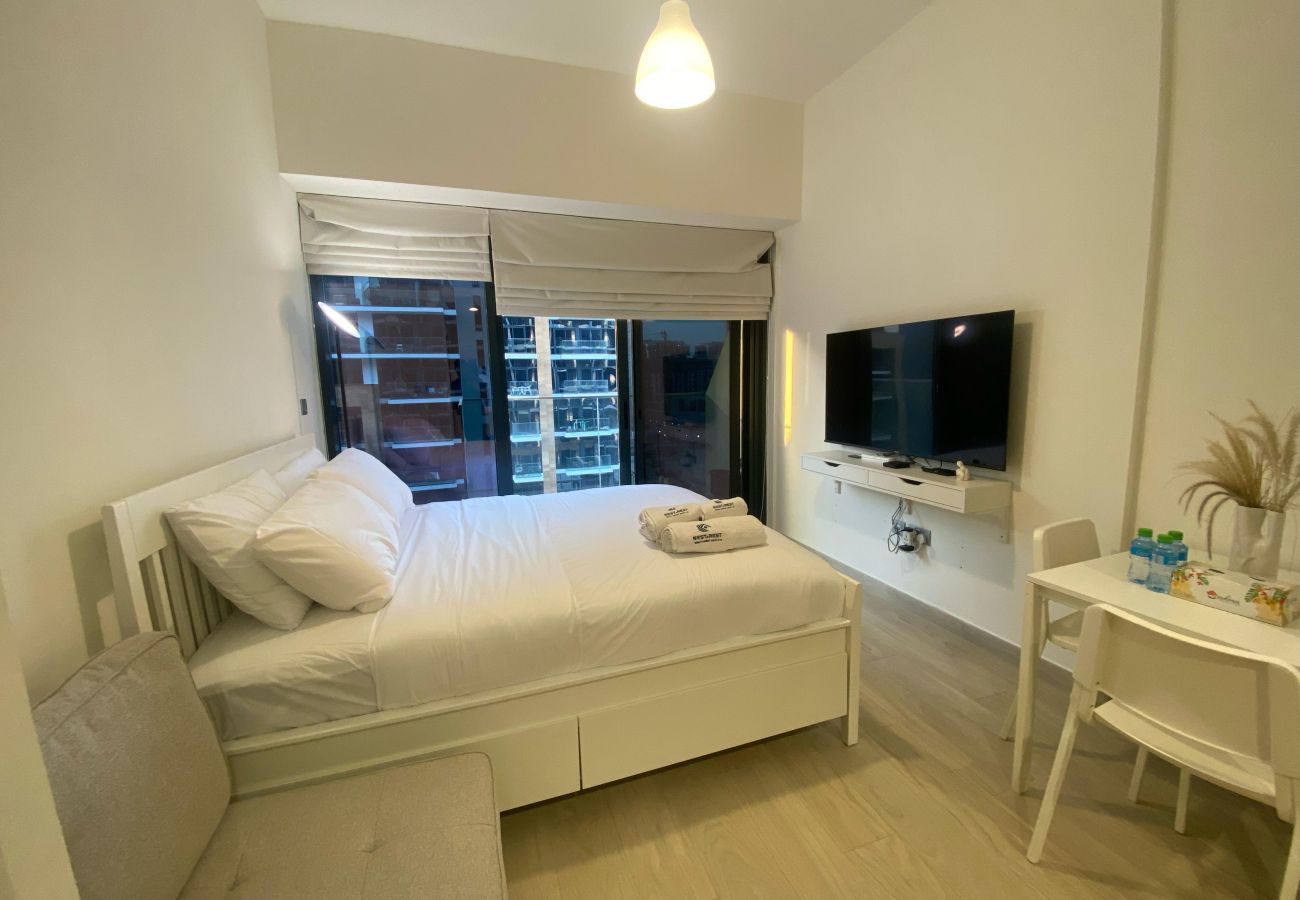 Studio in Dubai - Modern Studio with Pool, Gym, and Playground 