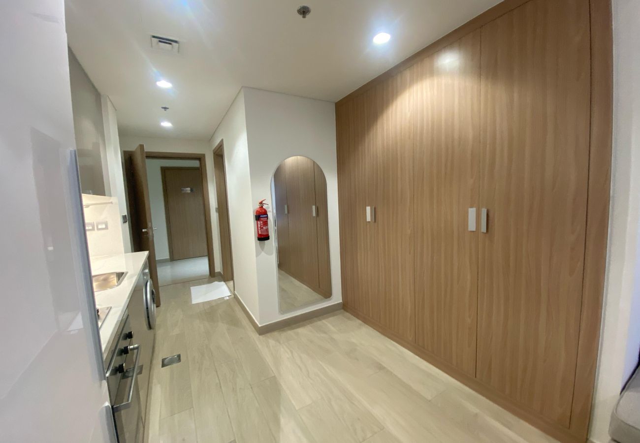 Studio in Dubai - Modern Studio with Pool, Gym, and Playground 