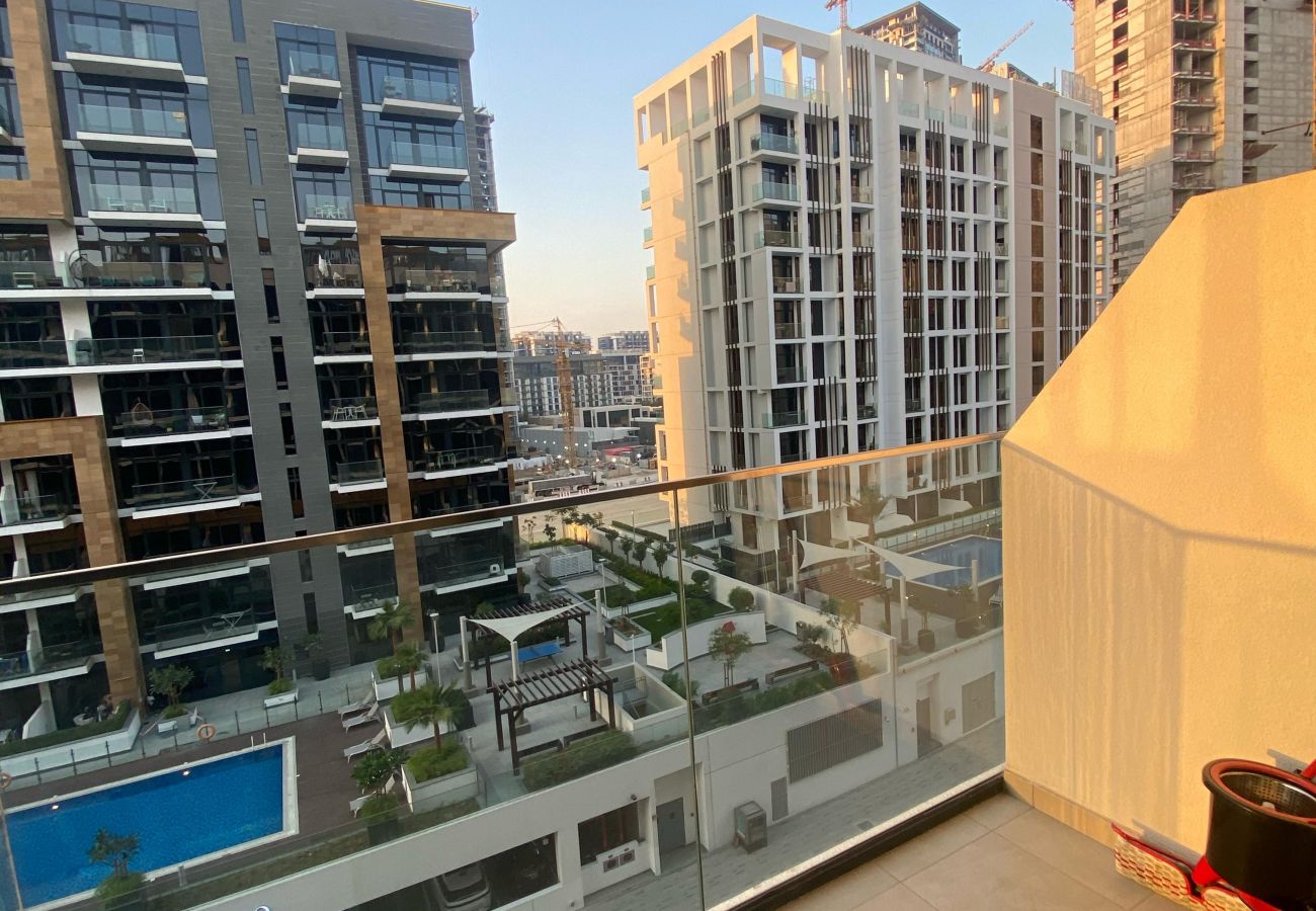 Studio in Dubai - Modern Studio with Pool, Gym, and Playground 
