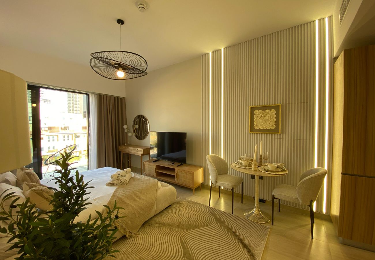 Studio in Dubai - Cozy Studio Apartment with Balcony and Stunning View in Jumeirah