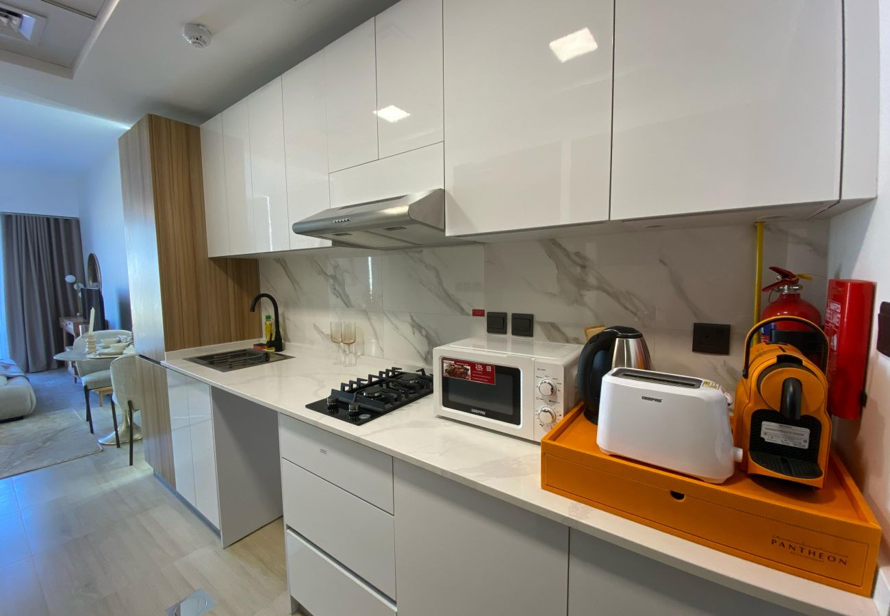 Studio in Dubai - Cozy Studio Apartment with Balcony and Stunning View in Jumeirah
