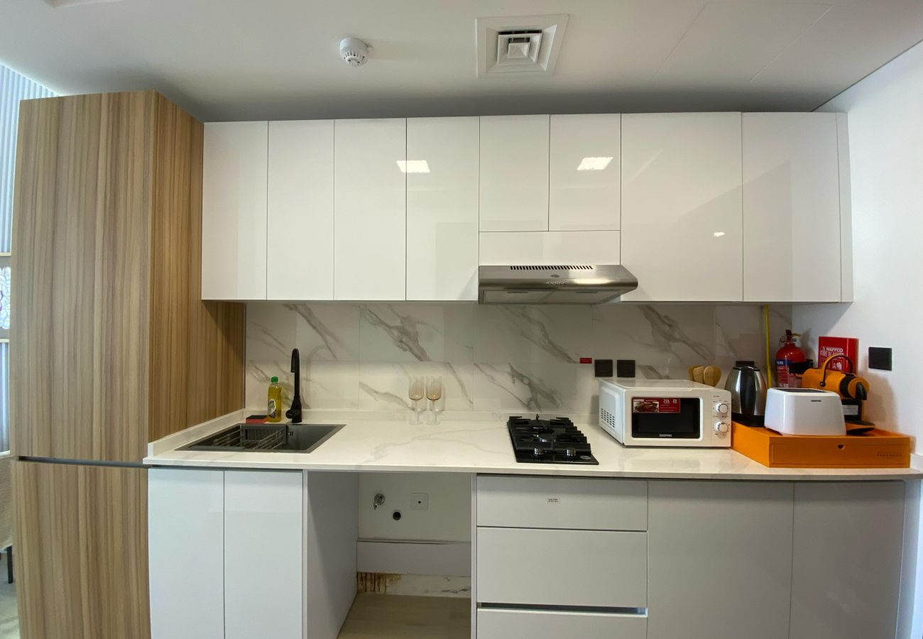 Studio in Dubai - Cozy Studio Apartment with Balcony and Stunning View in Jumeirah