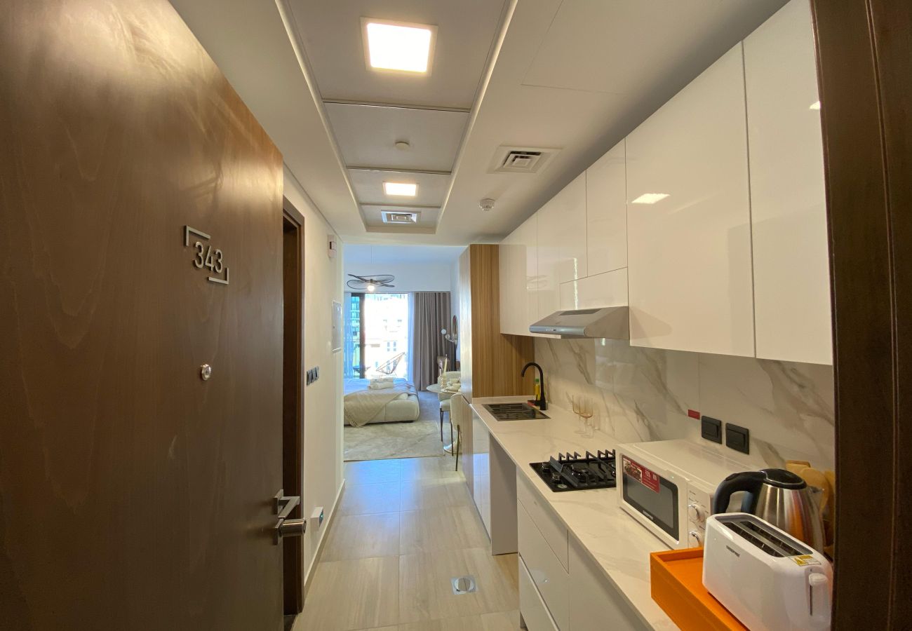 Studio in Dubai - Cozy Studio Apartment with Balcony and Stunning View in Jumeirah
