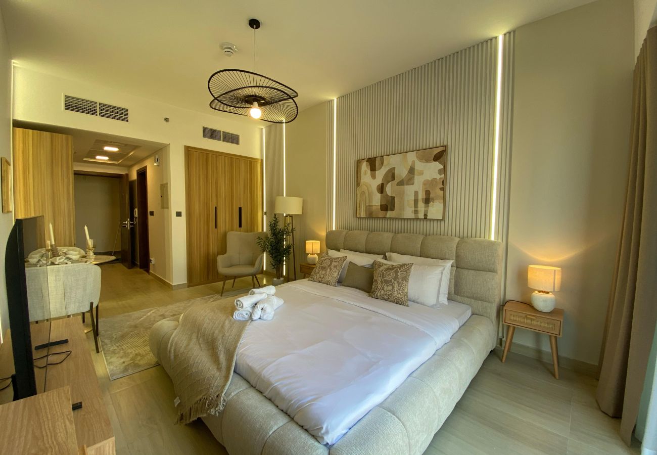 Studio in Dubai - Cozy Studio Apartment with Balcony and Stunning View in Jumeirah