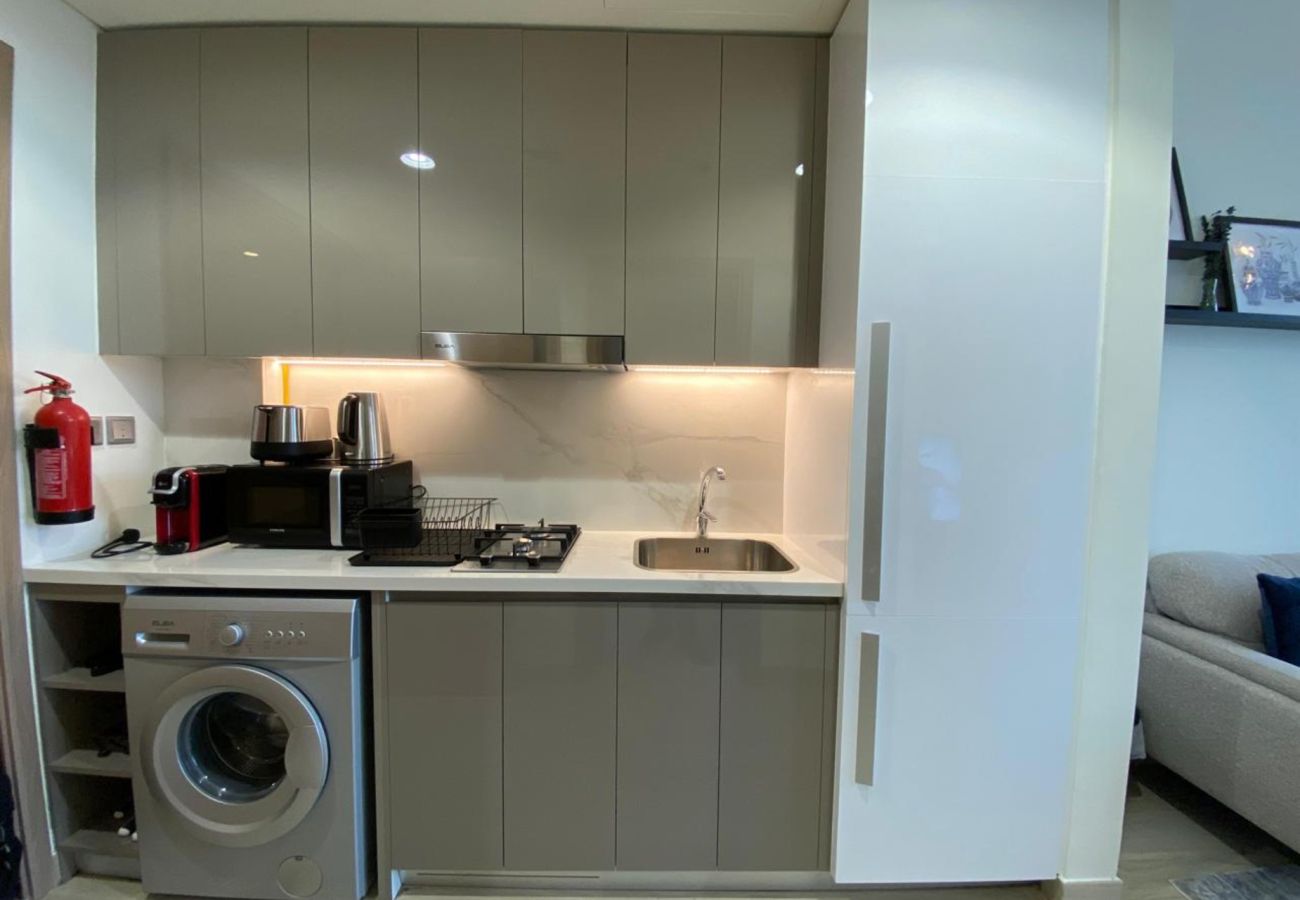 Studio in Dubai - Stylish Studio Apartment in Azizi Riviera | With Gym & Swimming Pool Access