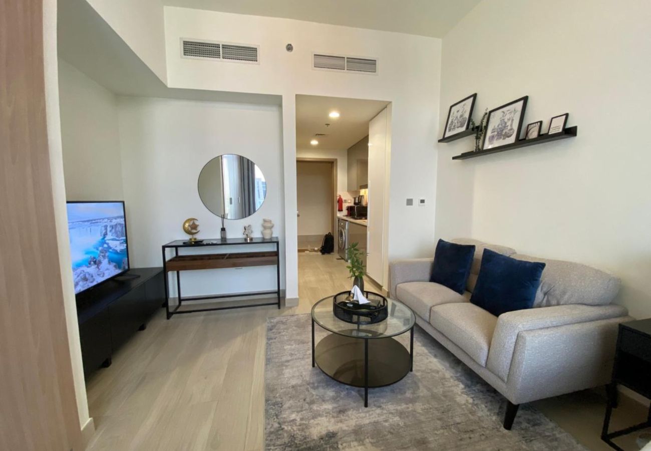 Studio in Dubai - Stylish Studio Apartment in Azizi Riviera | With Gym & Swimming Pool Access
