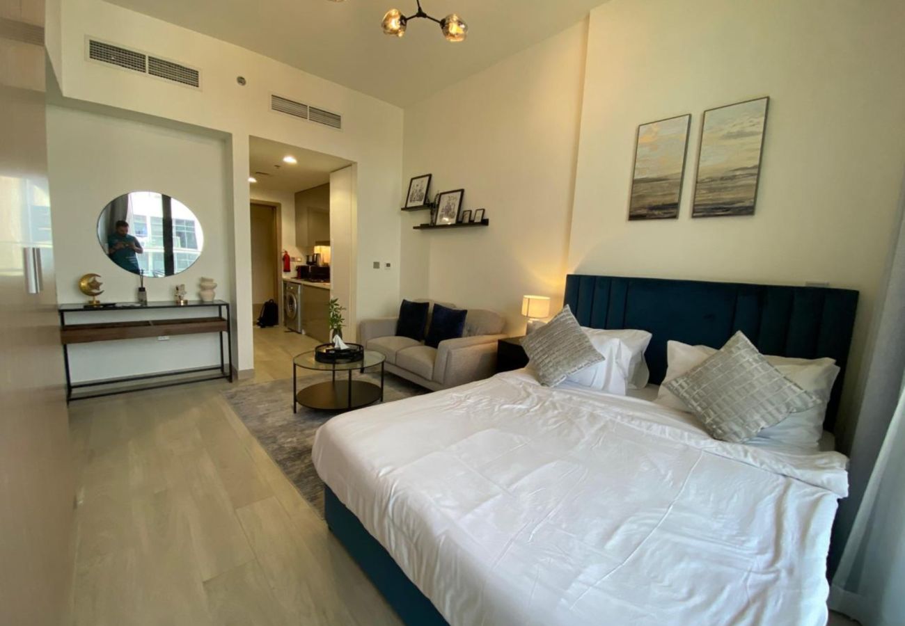 Studio in Dubai - Stylish Studio Apartment in Azizi Riviera | With Gym & Swimming Pool Access