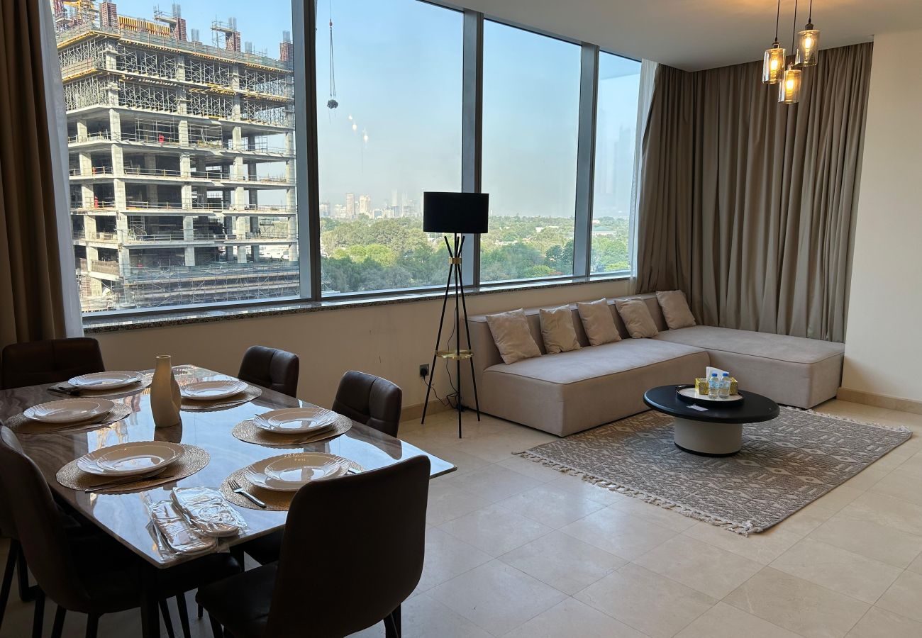 Apartment in Dubai -  Luxury 2-Bedroom Apartment in DIFC | Skyline Views, Pool, Gym & Full Amenities
