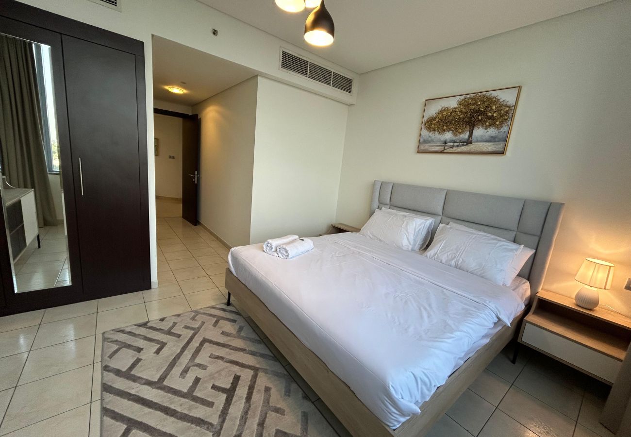 Apartment in Dubai -  Luxury 2-Bedroom Apartment in DIFC | Skyline Views, Pool, Gym & Full Amenities