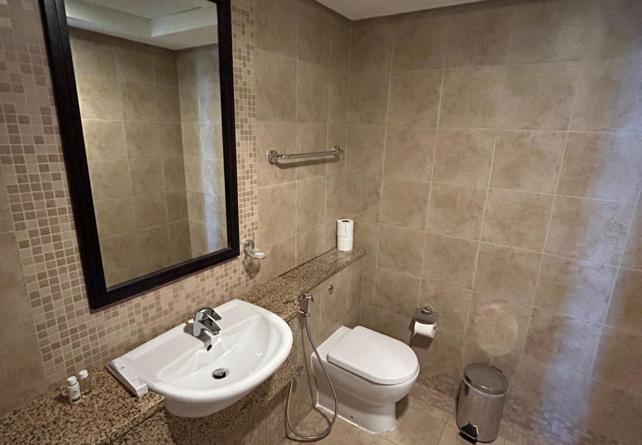 Apartment in Dubai -  Luxury 2-Bedroom Apartment in DIFC | Skyline Views, Pool, Gym & Full Amenities