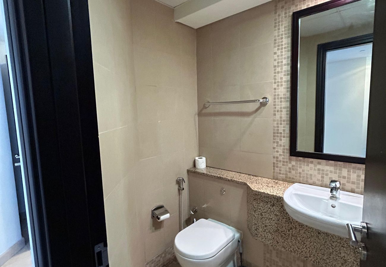 Apartment in Dubai -  Luxury 2-Bedroom Apartment in DIFC | Skyline Views, Pool, Gym & Full Amenities