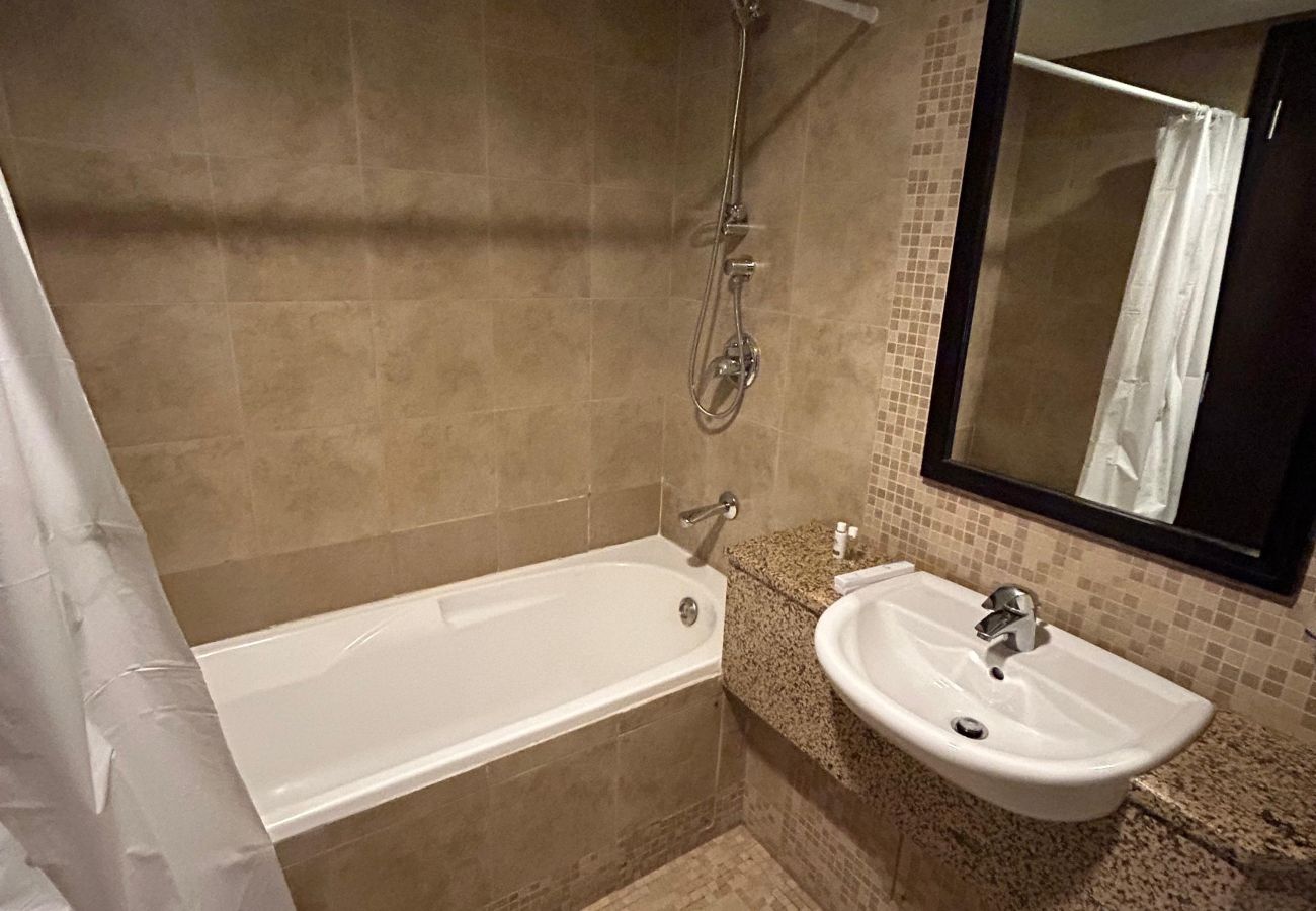 Apartment in Dubai -  Luxury 2-Bedroom Apartment in DIFC | Skyline Views, Pool, Gym & Full Amenities