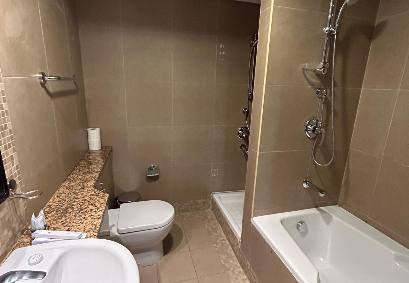 Apartment in Dubai -  Luxury 2-Bedroom Apartment in DIFC | Skyline Views, Pool, Gym & Full Amenities