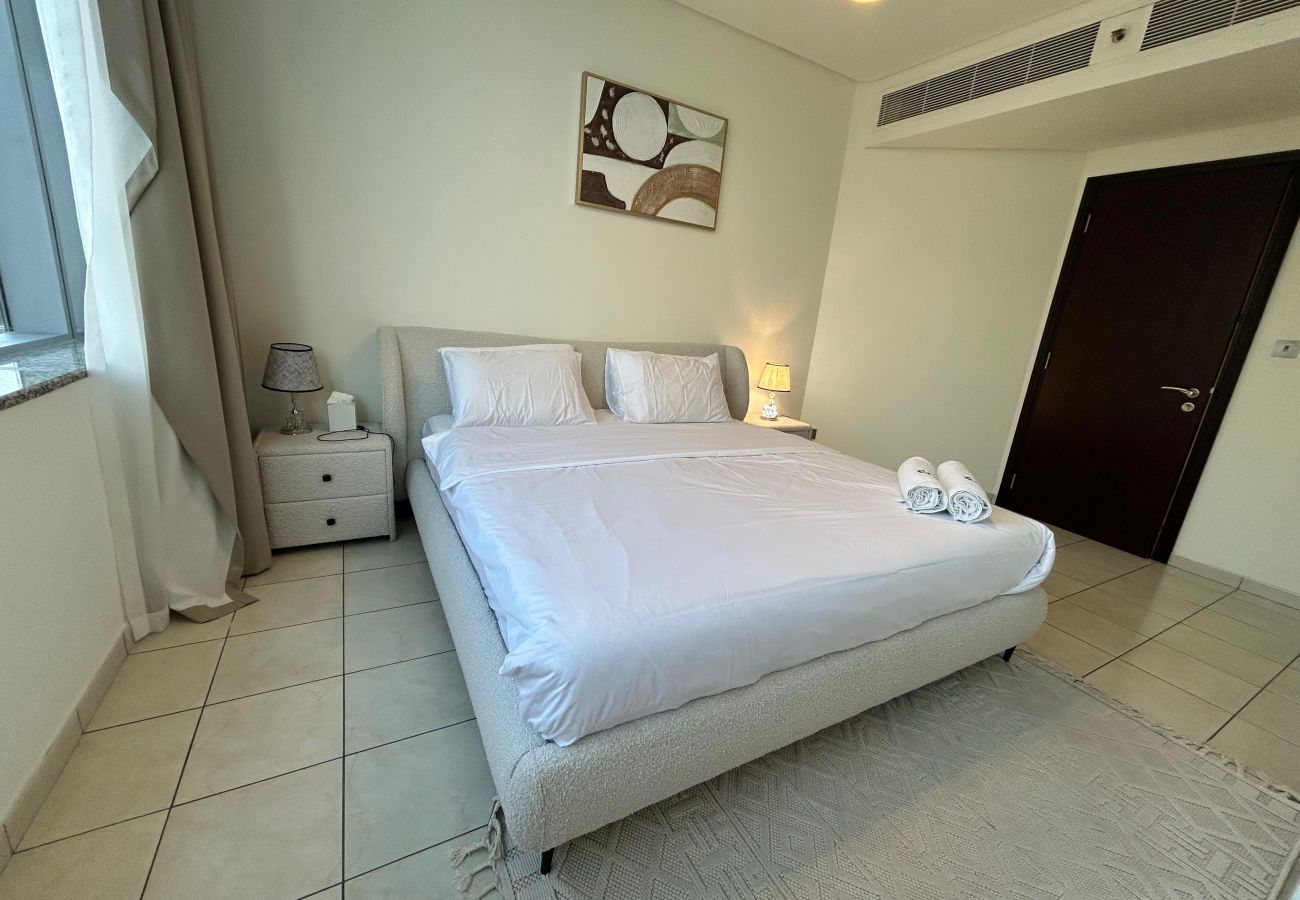 Apartment in Dubai -  Luxury 2-Bedroom Apartment in DIFC | Skyline Views, Pool, Gym & Full Amenities