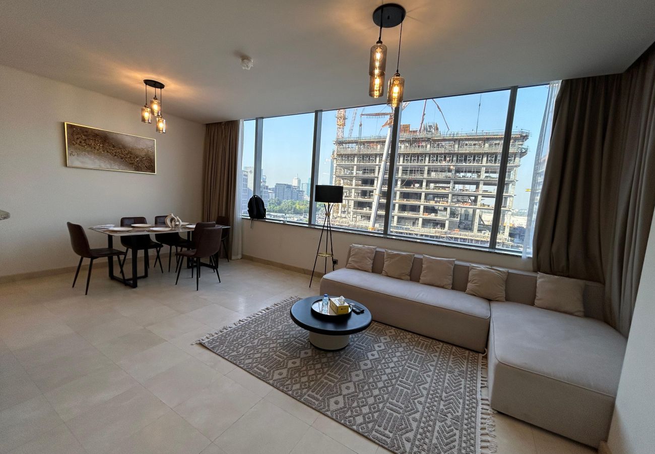 Apartment in Dubai -  Luxury 2-Bedroom Apartment in DIFC | Skyline Views, Pool, Gym & Full Amenities