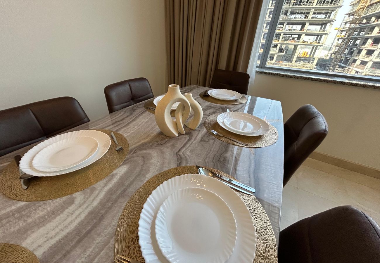 Apartment in Dubai -  Luxury 2-Bedroom Apartment in DIFC | Skyline Views, Pool, Gym & Full Amenities