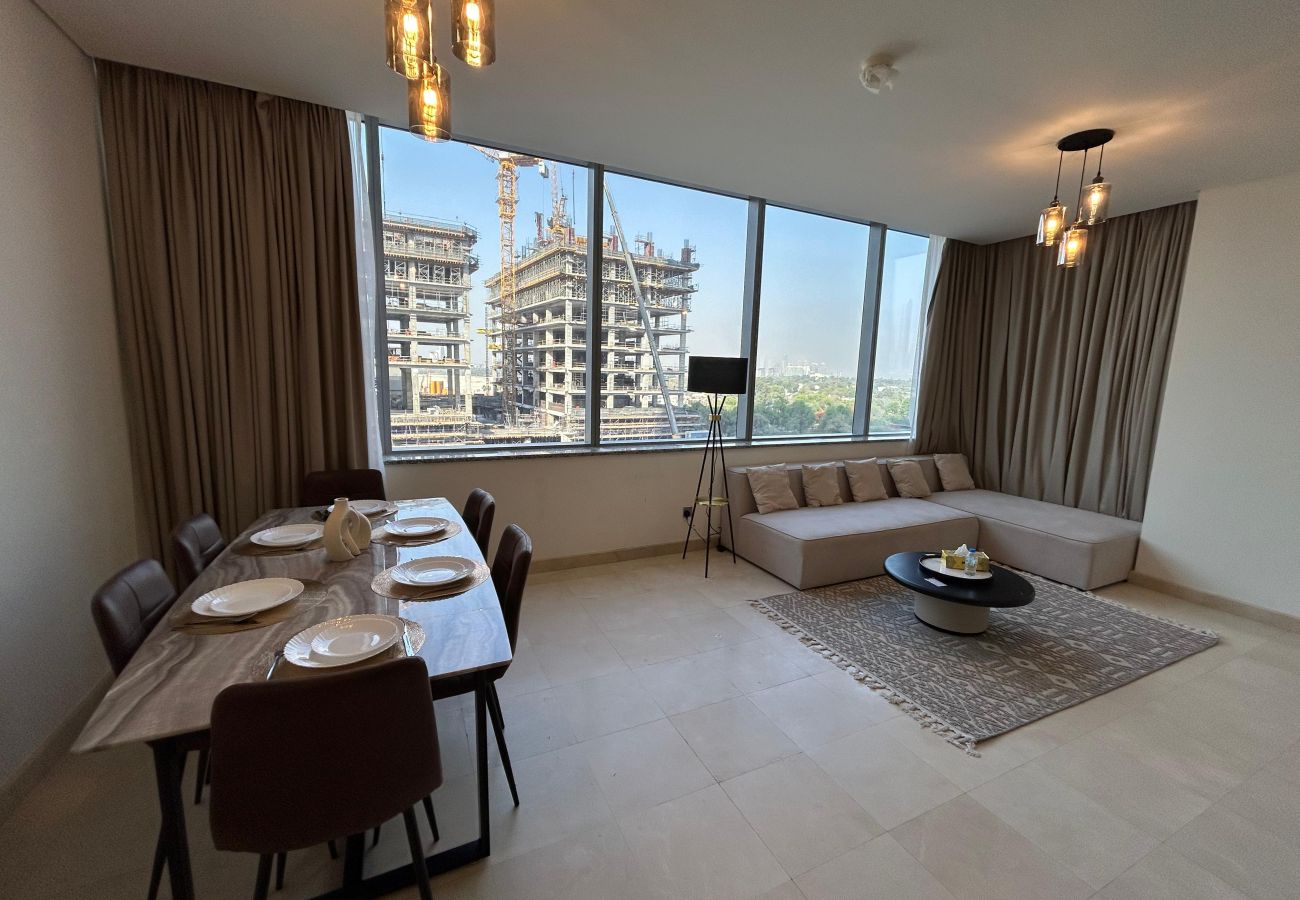Apartment in Dubai -  Luxury 2-Bedroom Apartment in DIFC | Skyline Views, Pool, Gym & Full Amenities