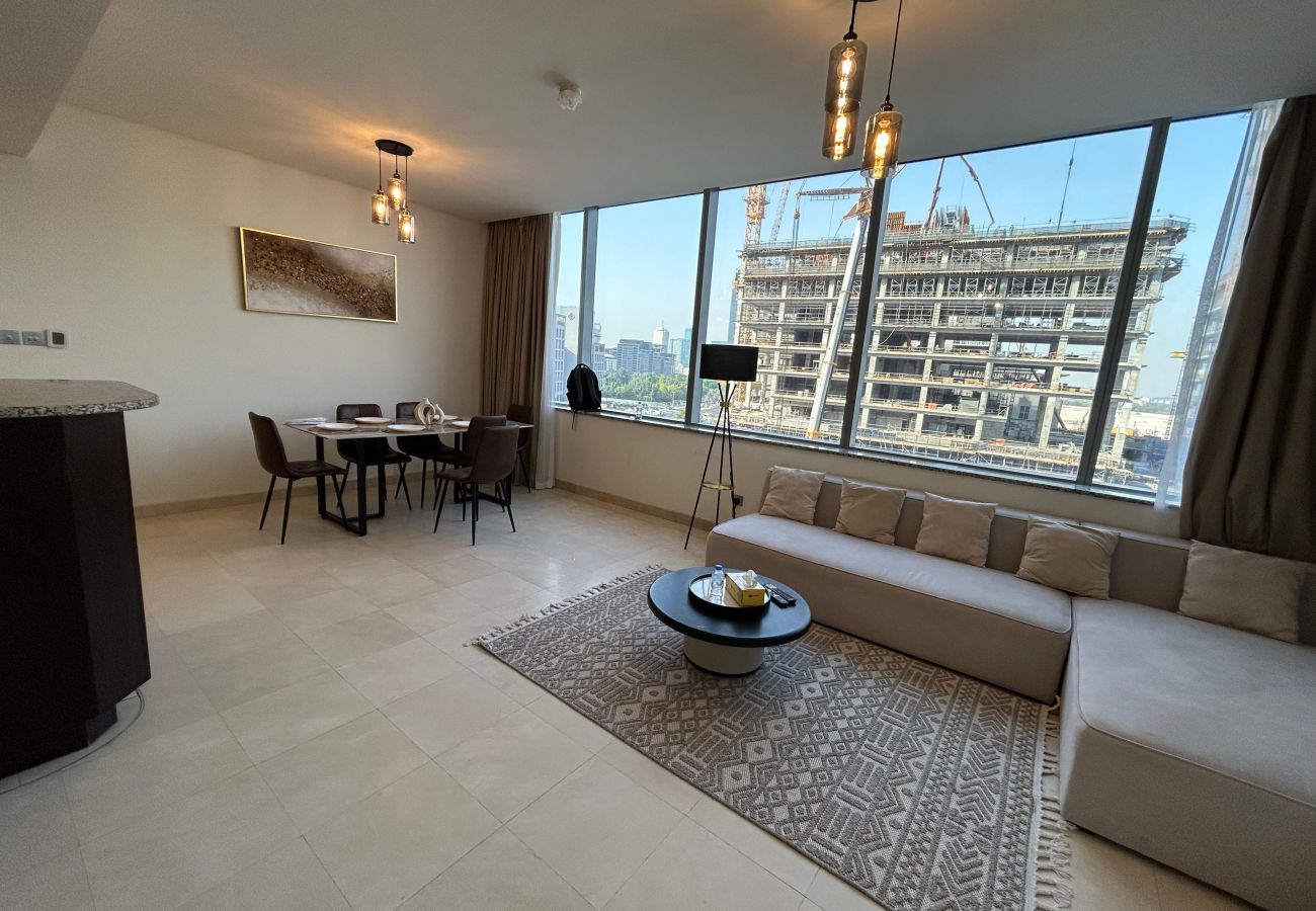 Apartment in Dubai -  Luxury 2-Bedroom Apartment in DIFC | Skyline Views, Pool, Gym & Full Amenities