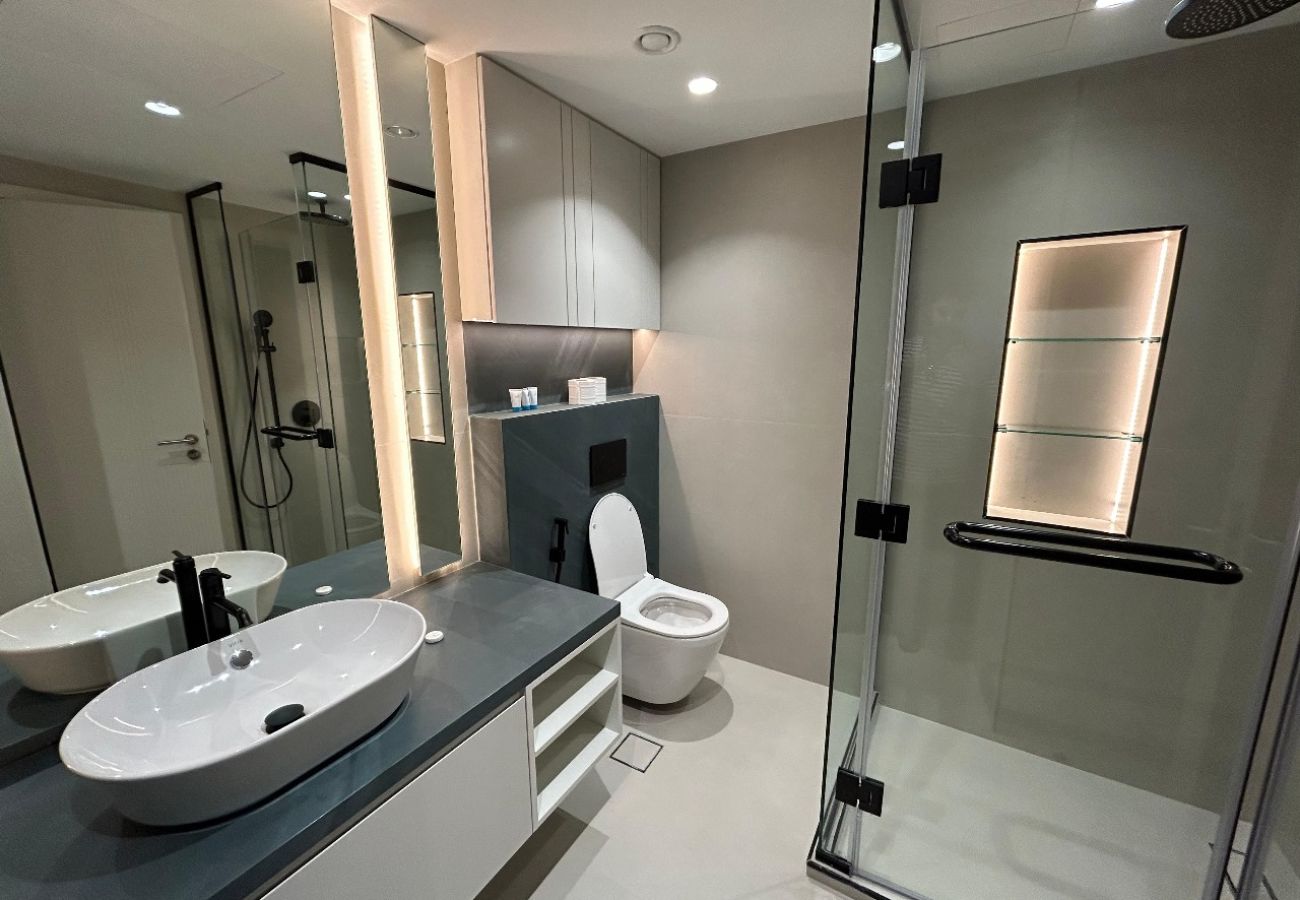 Apartment in Dubai - Elegant 2 BHK Apartment in Dubai with Gym & Swimming Pool Access