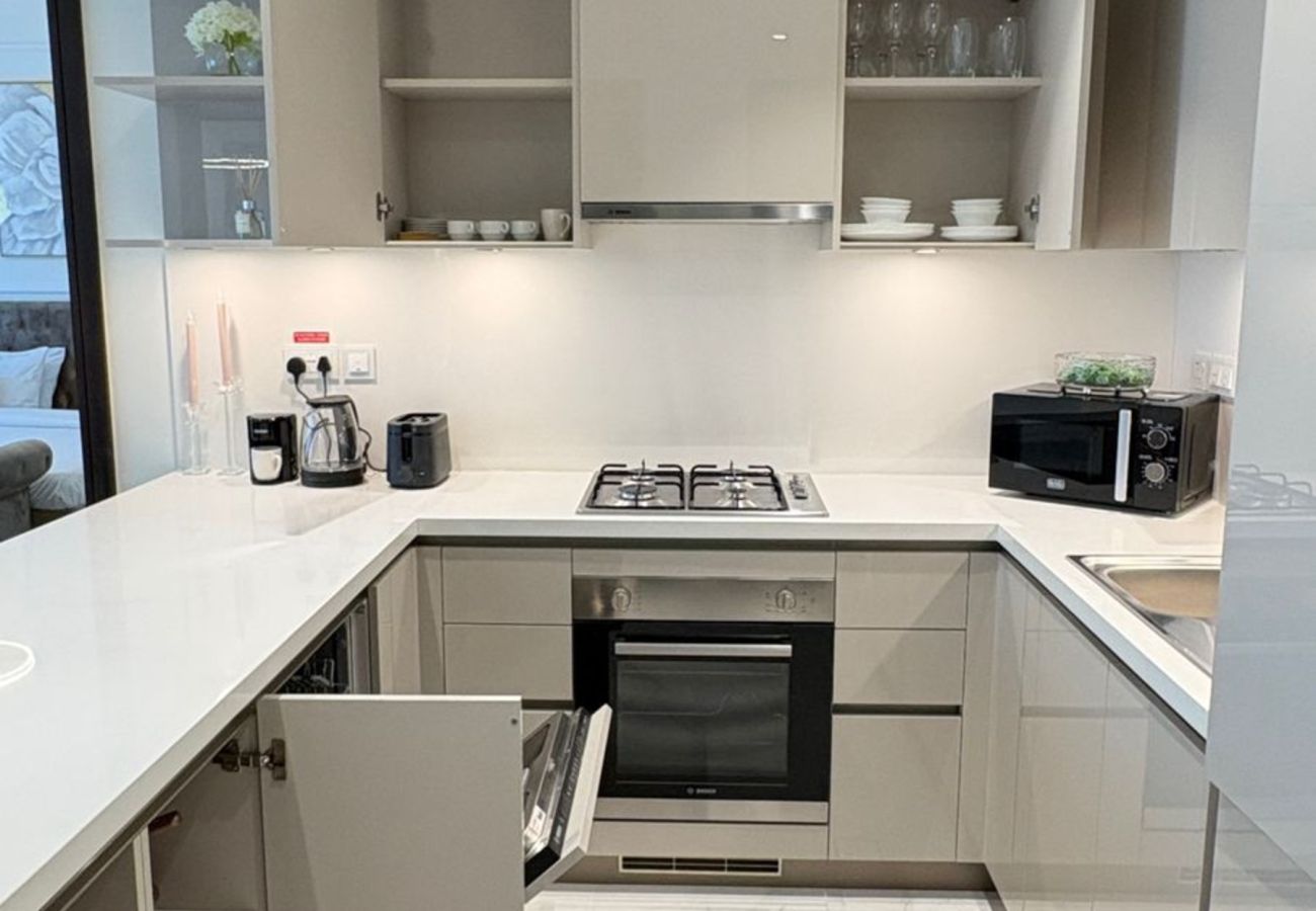 Apartment in Dubai - Spacious 2 BHK Apartment in Dubai | Fully Furnished | Gym, Pool & More