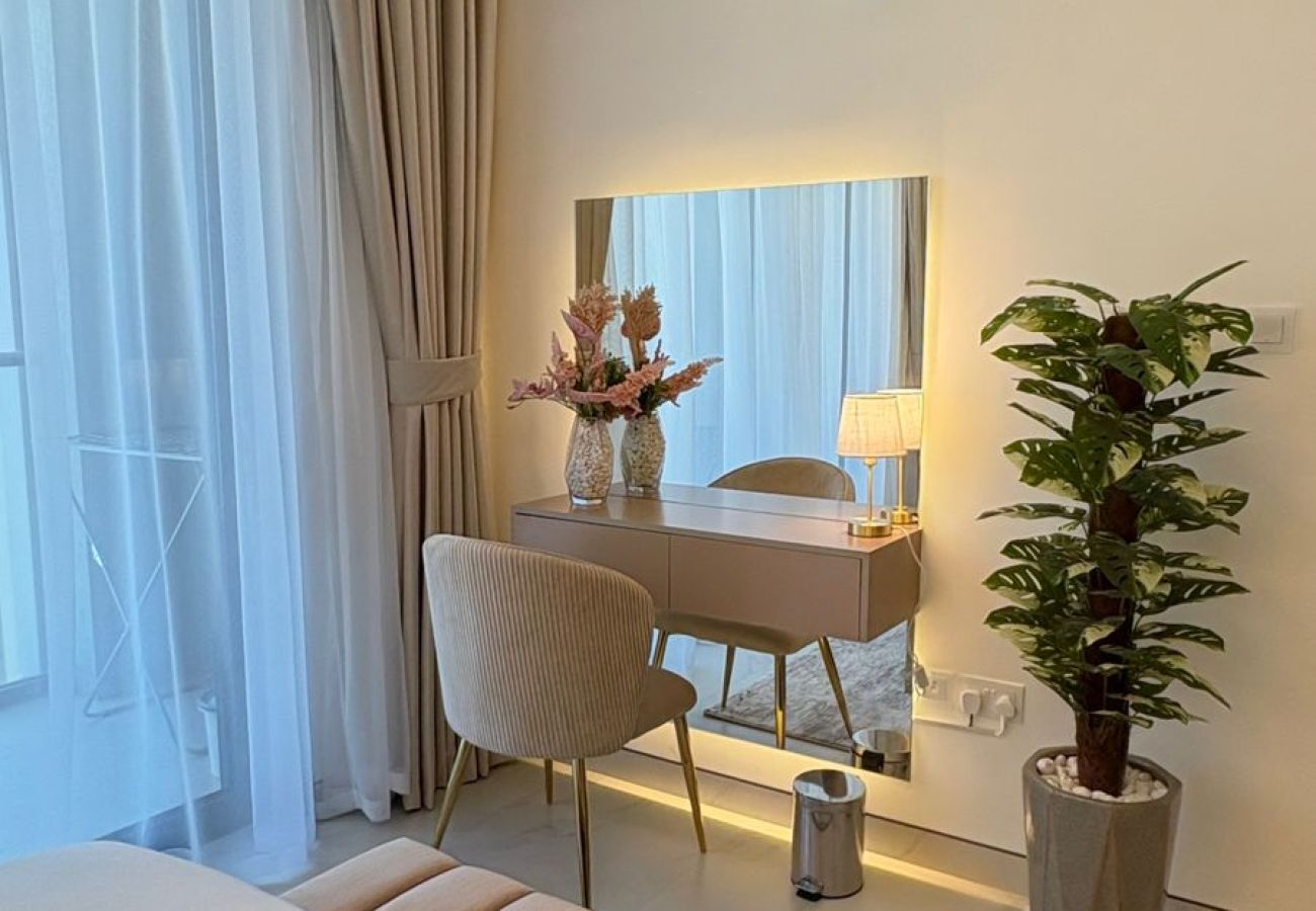 Apartment in Dubai - Spacious 2 BHK Apartment in Dubai | Fully Furnished | Gym, Pool & More