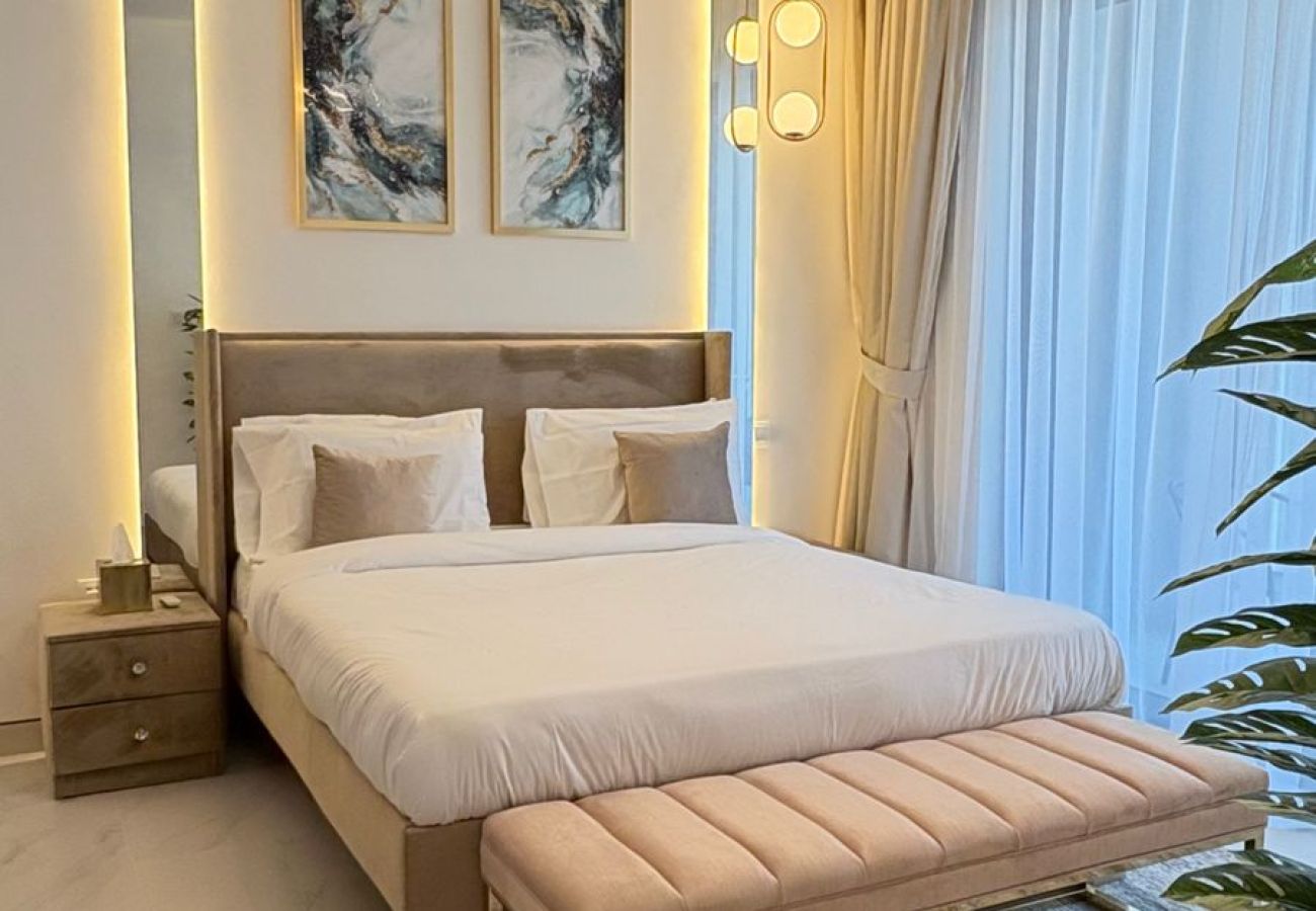 Apartment in Dubai - Spacious 2 BHK Apartment in Dubai | Fully Furnished | Gym, Pool & More