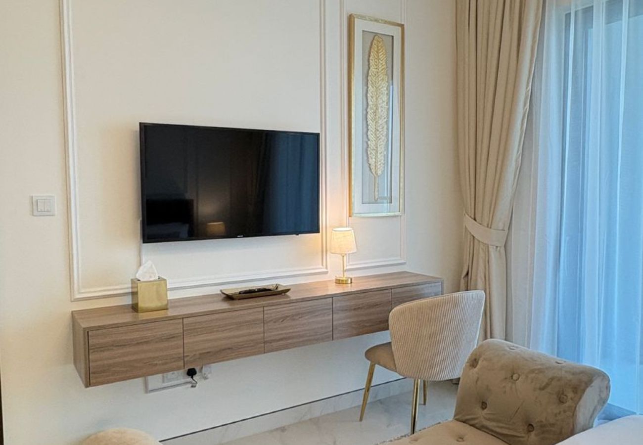 Apartment in Dubai - Spacious 2 BHK Apartment in Dubai | Fully Furnished | Gym, Pool & More
