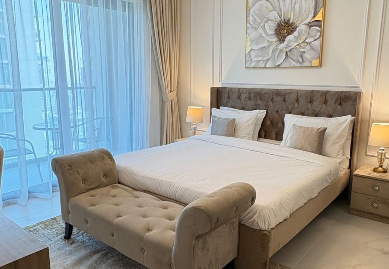 Apartment in Dubai - Spacious 2 BHK Apartment in Dubai | Fully Furnished | Gym, Pool & More
