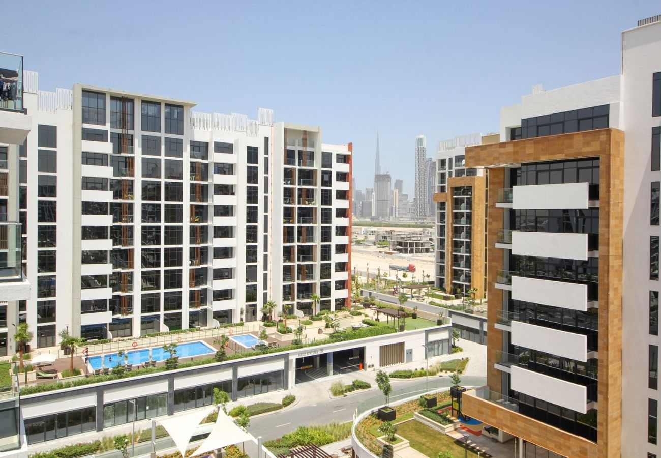 Apartment in Dubai - ✨ Chic 1BHK in Azizi Riviera | 🏊‍♀️ Pool | 🏋️ Gym | 🅿️ Parking | 🍳 Full Amenities