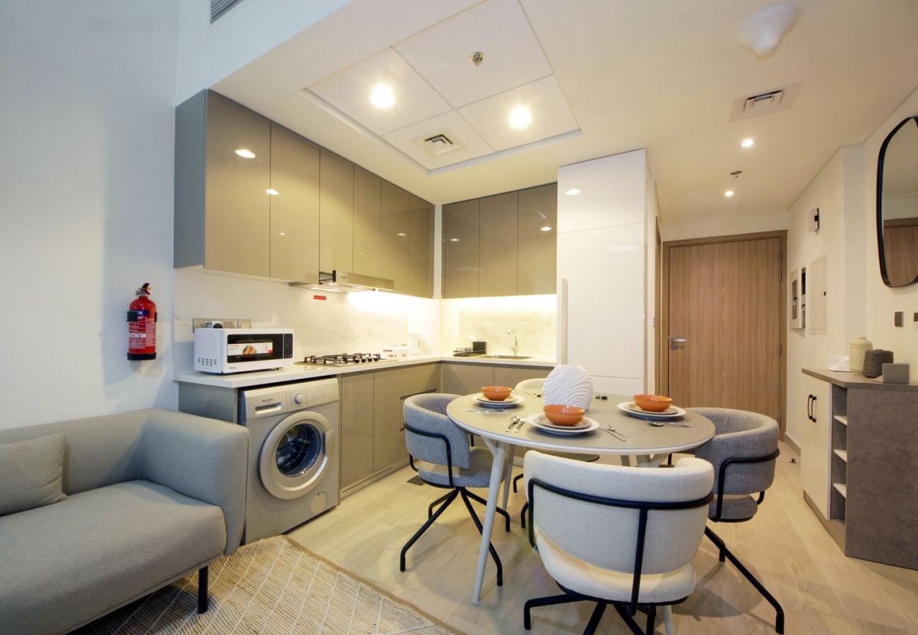 Apartment in Dubai - ✨ Chic 1BHK in Azizi Riviera | 🏊‍♀️ Pool | 🏋️ Gym | 🅿️ Parking | 🍳 Full Amenities
