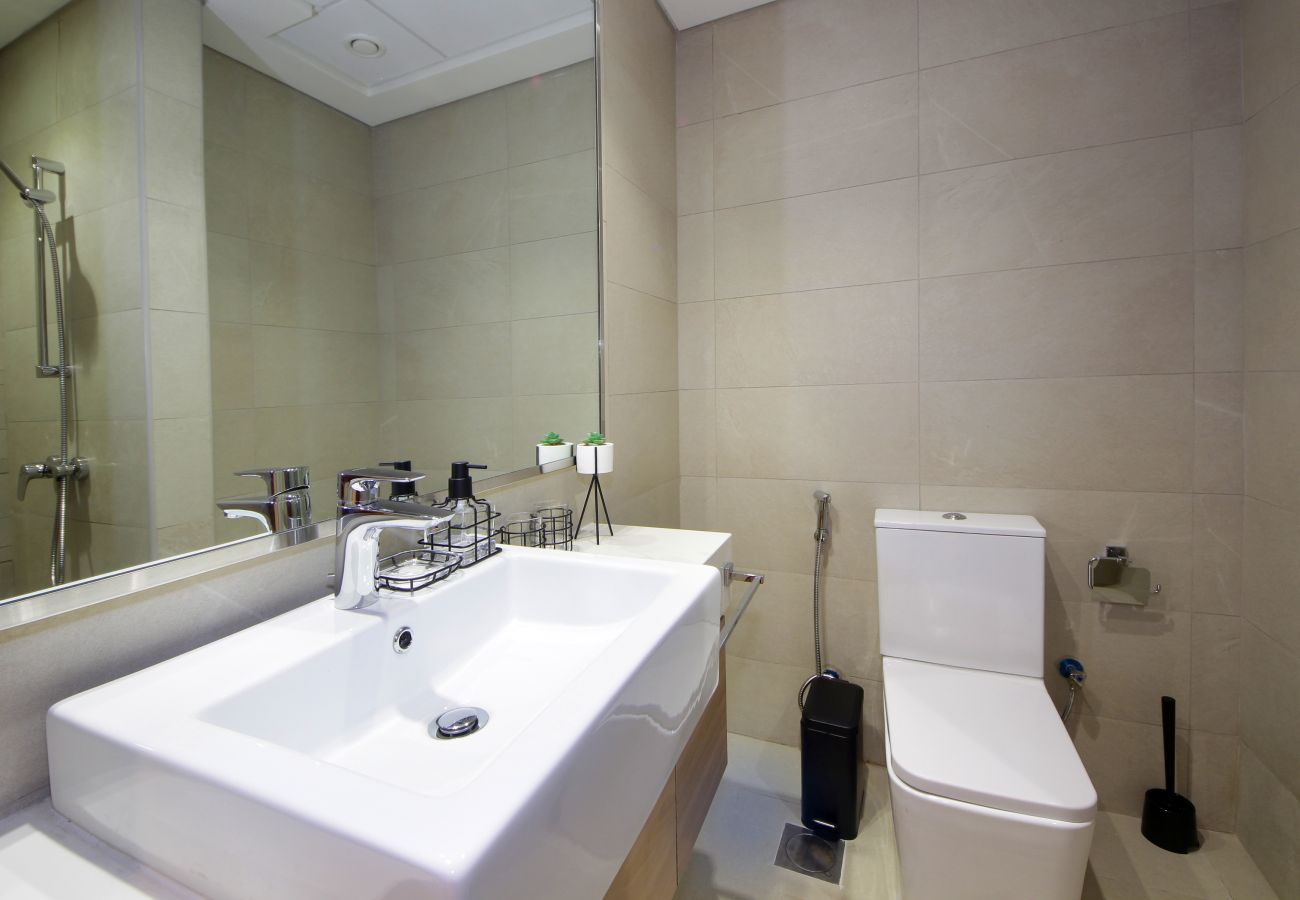 Apartment in Dubai - ✨ Chic 1BHK in Azizi Riviera | 🏊‍♀️ Pool | 🏋️ Gym | 🅿️ Parking | 🍳 Full Amenities