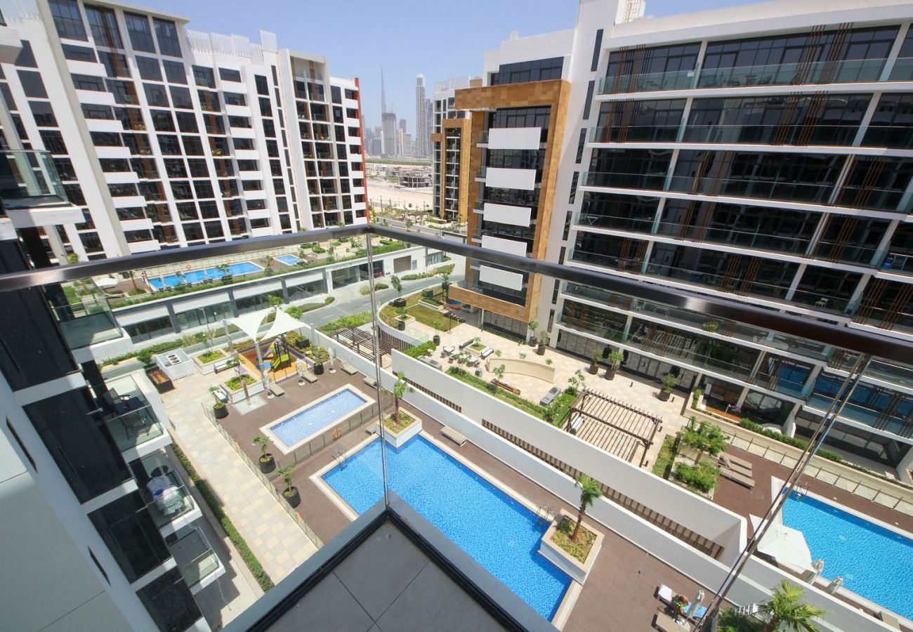 Apartment in Dubai - ✨ Chic 1BHK in Azizi Riviera | 🏊‍♀️ Pool | 🏋️ Gym | 🅿️ Parking | 🍳 Full Amenities