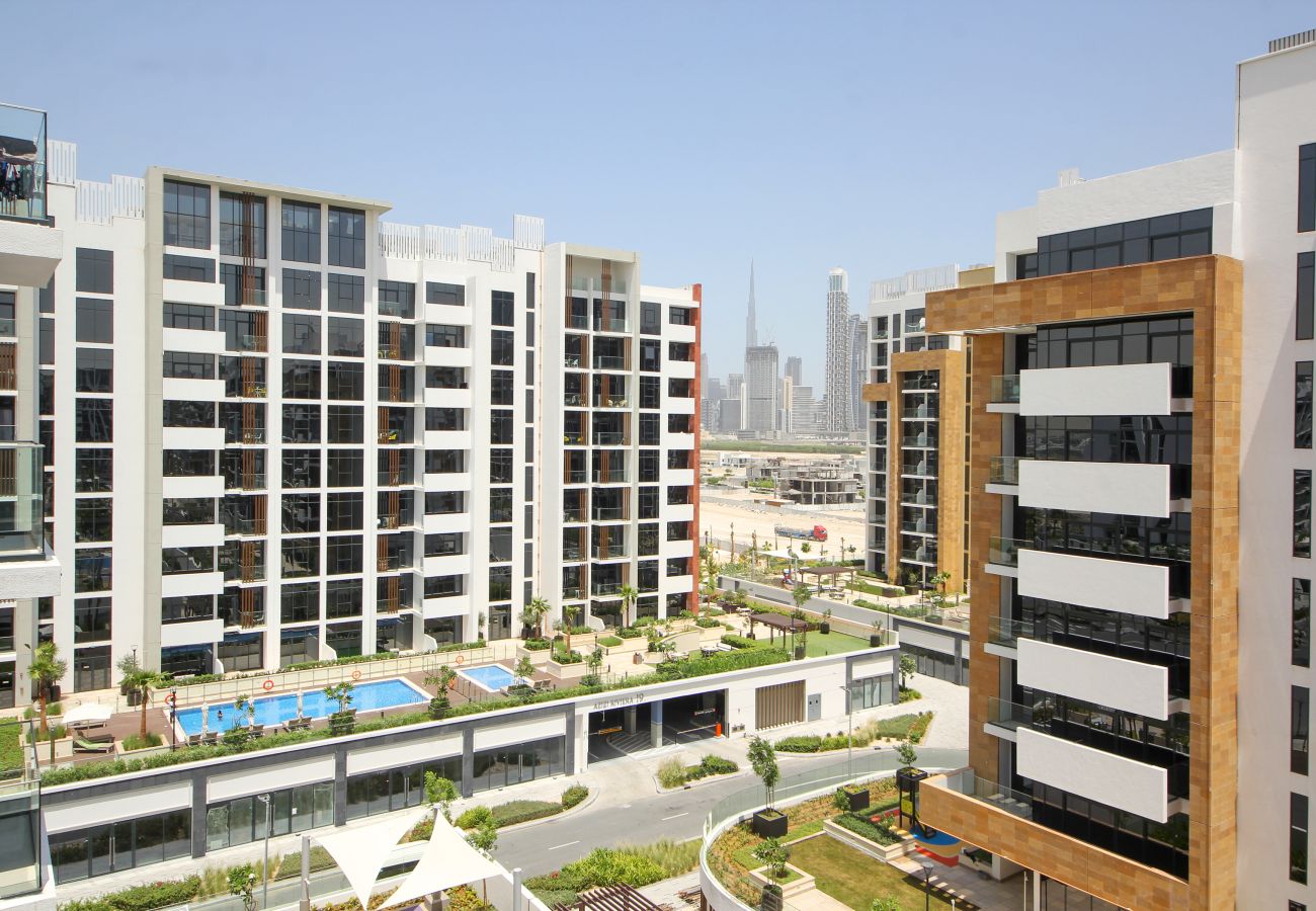 Apartment in Dubai - ✨ Chic 1BHK in Azizi Riviera | 🏊‍♀️ Pool | 🏋️ Gym | 🅿️ Parking | 🍳 Full Amenities