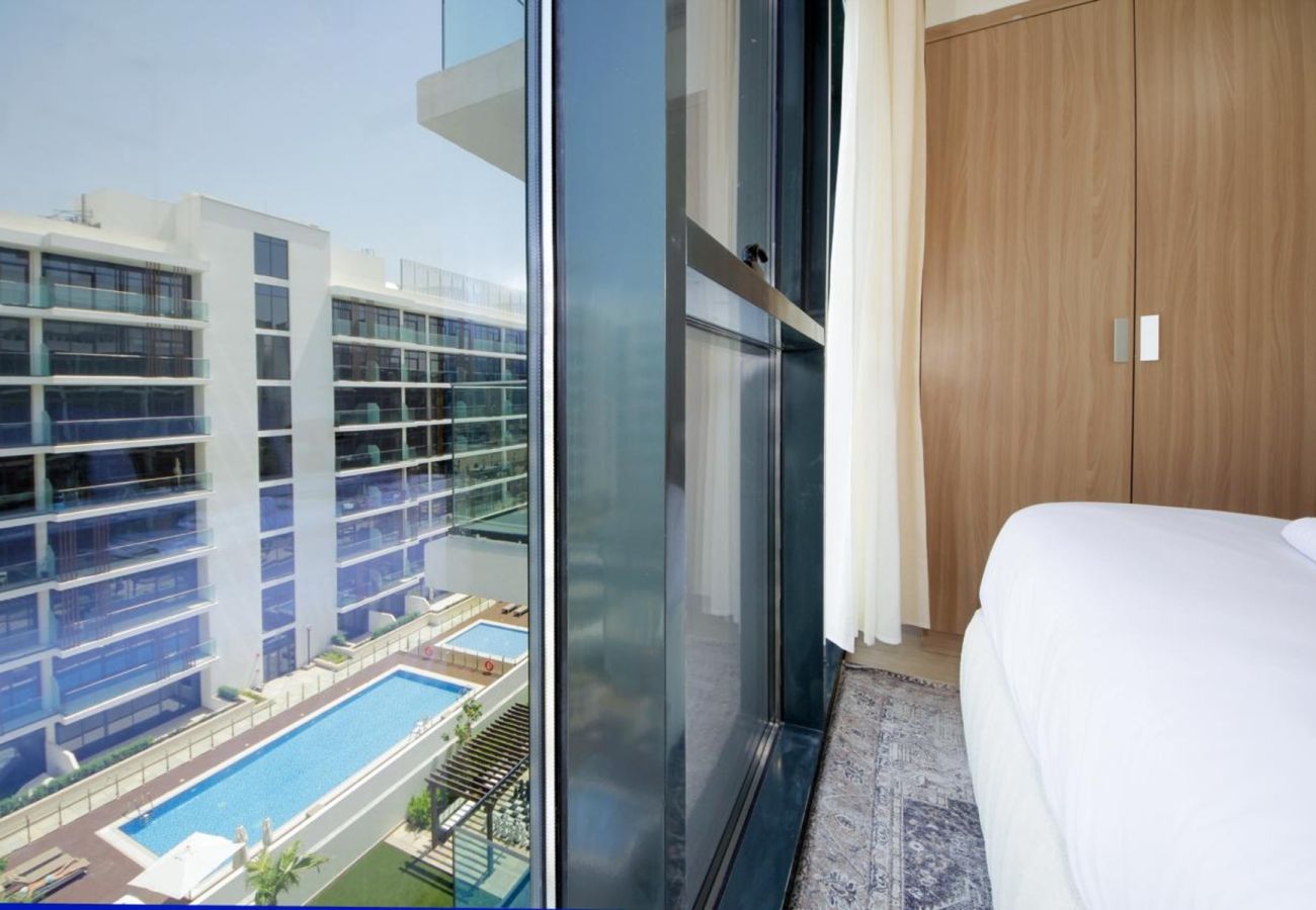 Apartment in Dubai - ✨ Chic 1BHK in Azizi Riviera | 🏊‍♀️ Pool | 🏋️ Gym | 🅿️ Parking | 🍳 Full Amenities