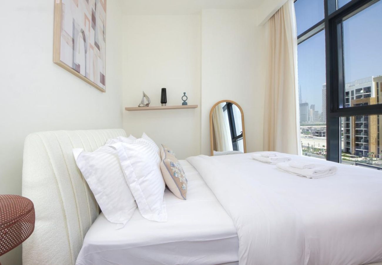 Apartment in Dubai - ✨ Chic 1BHK in Azizi Riviera | 🏊‍♀️ Pool | 🏋️ Gym | 🅿️ Parking | 🍳 Full Amenities