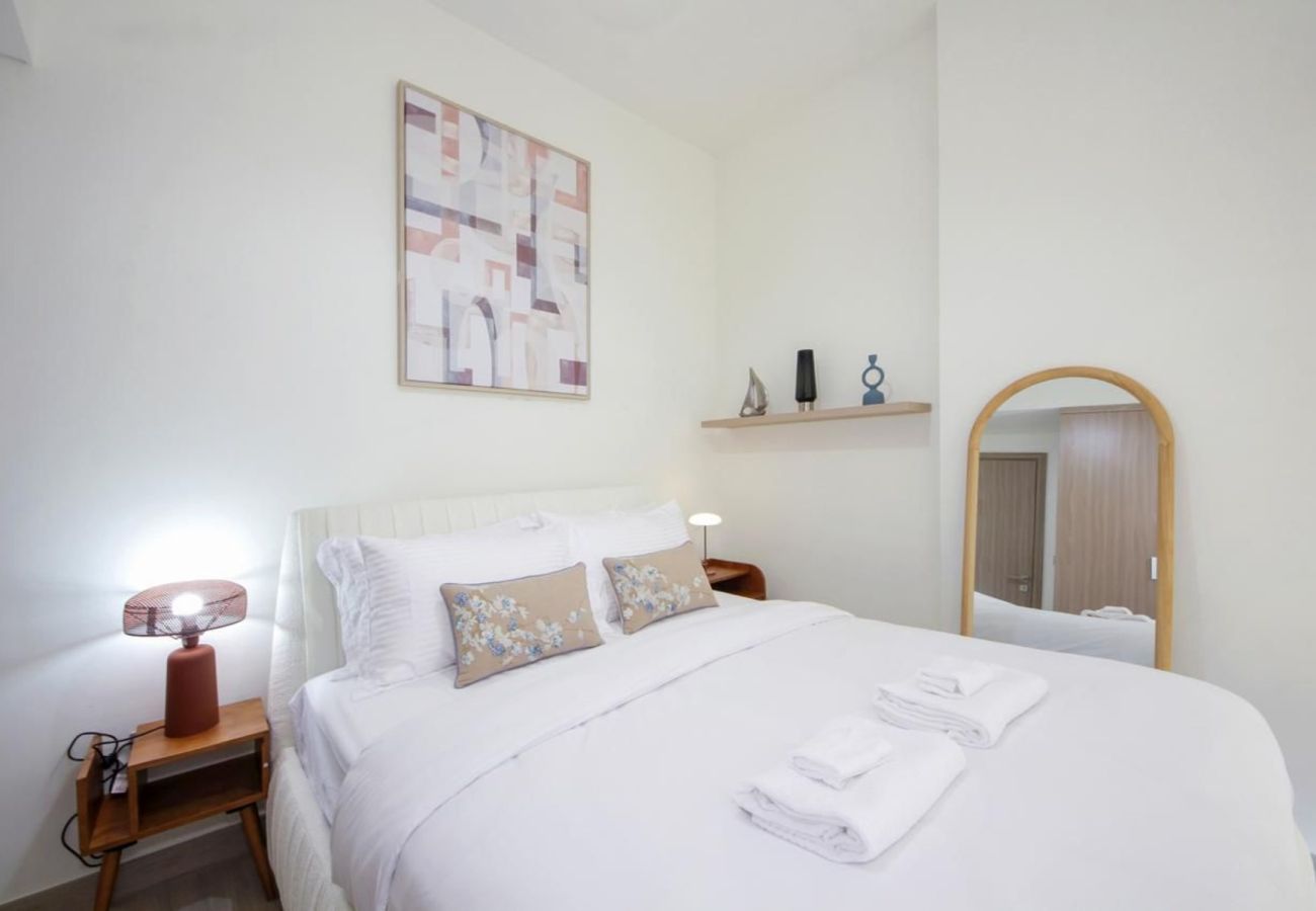 Apartment in Dubai - ✨ Chic 1BHK in Azizi Riviera | 🏊‍♀️ Pool | 🏋️ Gym | 🅿️ Parking | 🍳 Full Amenities