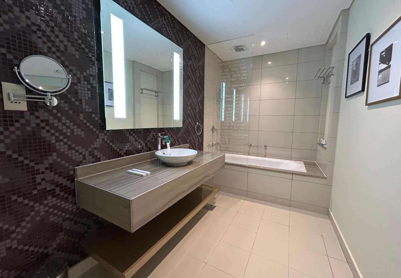 Apartment in Dubai -  Stylish 01 BHK in DAMAC, Business Bay | 🏊♂️ Gym | Pool | Balcony | All Essentials Included Apartment in Dubai -  Stylish 01 BHK in DAMAC, Business Bay | 🏊♂️ Gym | Pool | Balcony | All Essentials Included