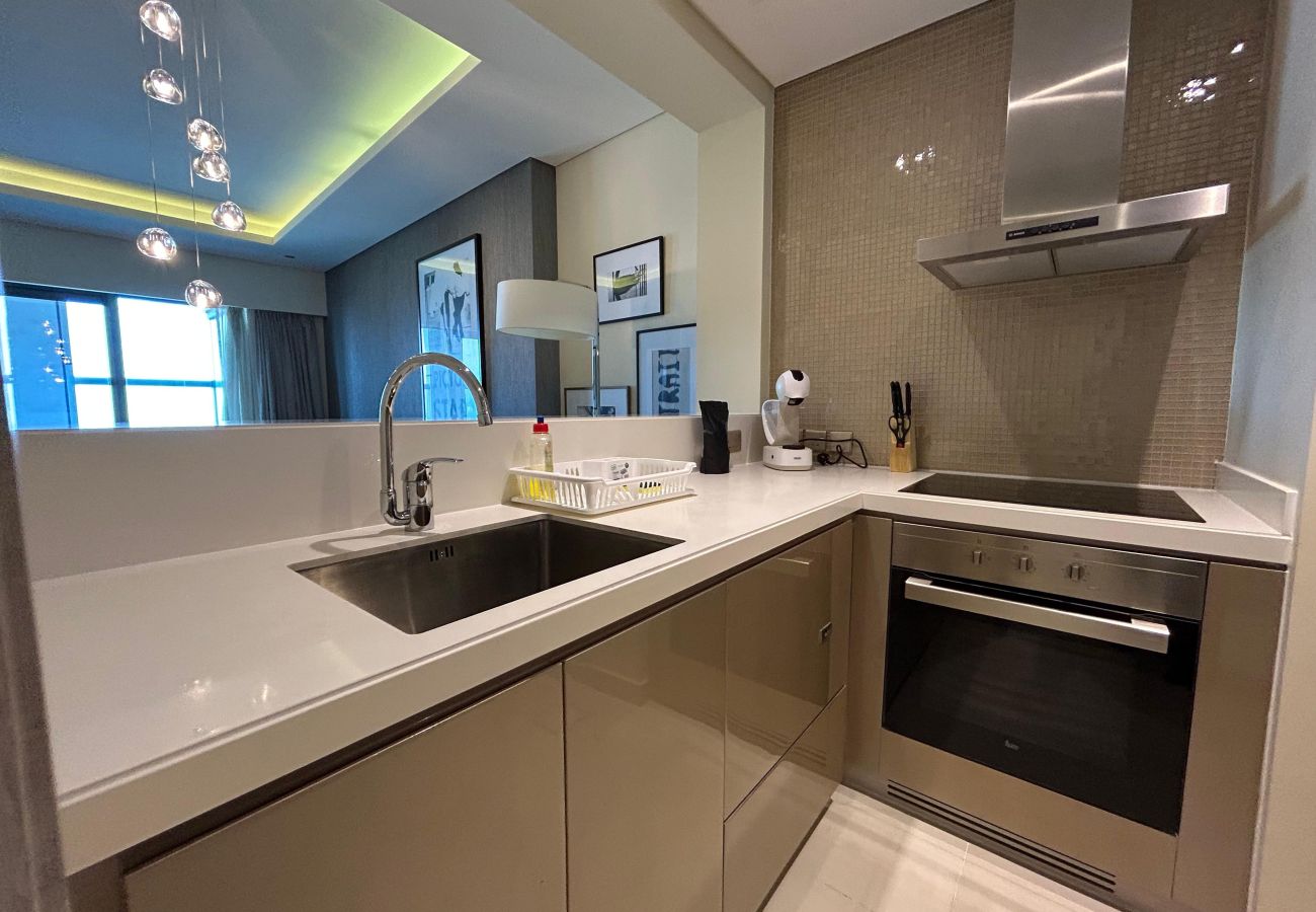 Apartment in Dubai -  Stylish 01 BHK in DAMAC, Business Bay | 🏊♂️ Gym | Pool | Balcony | All Essentials Included Apartment in Dubai -  Stylish 01 BHK in DAMAC, Business Bay | 🏊♂️ Gym | Pool | Balcony | All Essentials Included