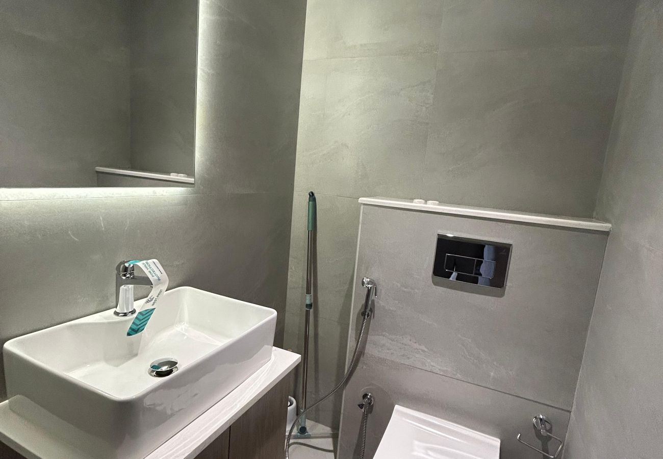 Apartment in Dubai - Stylish 1-Bedroom Apartment in Laya Heights, Dubai | 🏋️‍♂️ Gym | 🏊‍♀️ Pool | ☕ Fully Equipped Kitchen