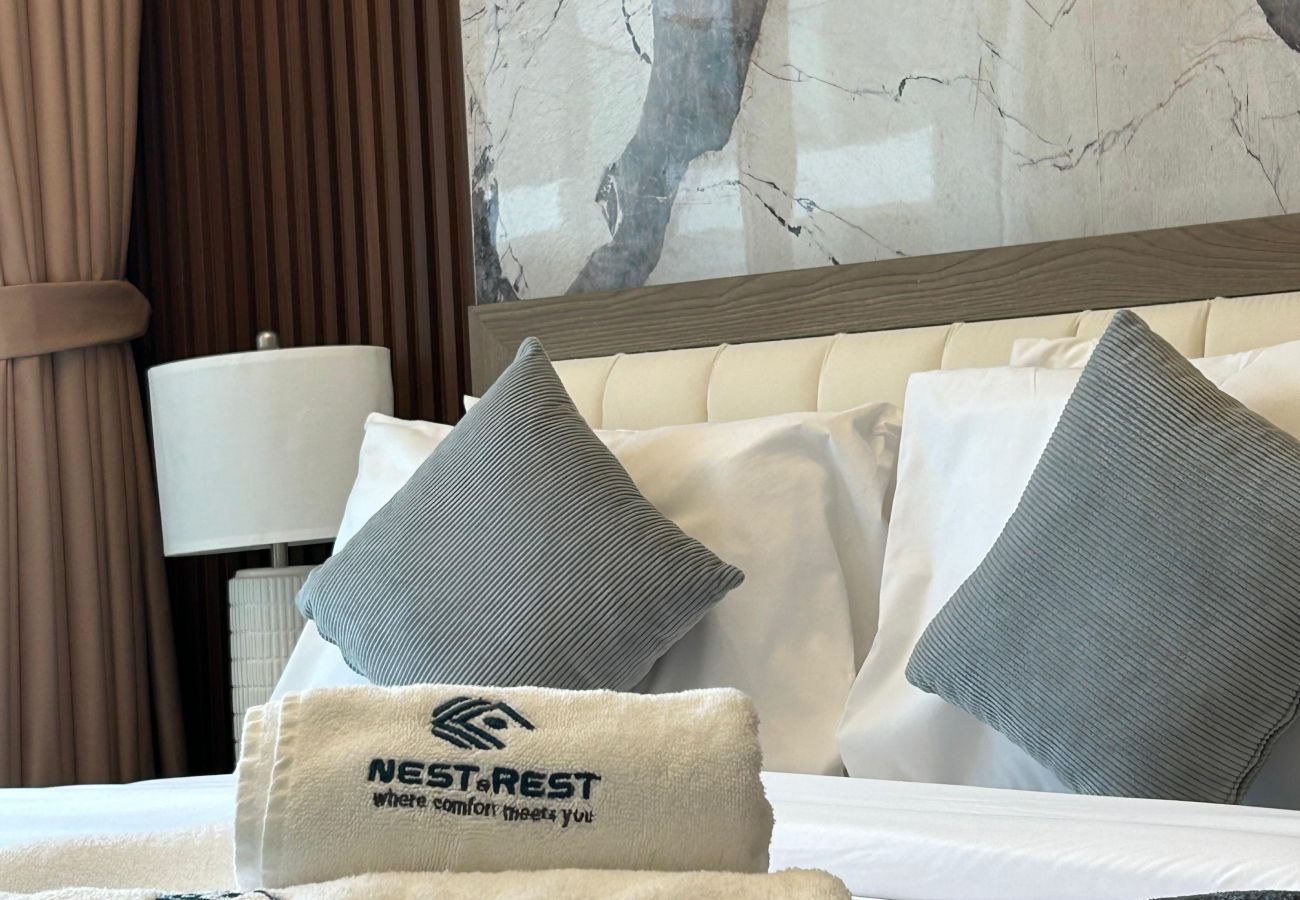 Apartment in Dubai - Stylish 1-Bedroom Apartment in Laya Heights, Dubai | 🏋️‍♂️ Gym | 🏊‍♀️ Pool | ☕ Fully Equipped Kitchen