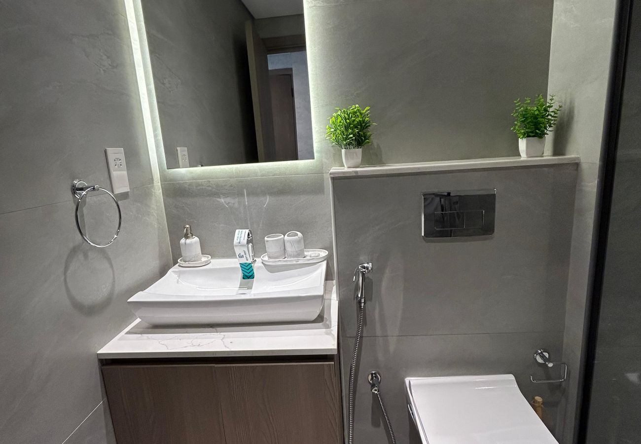 Apartment in Dubai - Stylish 1-Bedroom Apartment in Laya Heights, Dubai | 🏋️‍♂️ Gym | 🏊‍♀️ Pool | ☕ Fully Equipped Kitchen